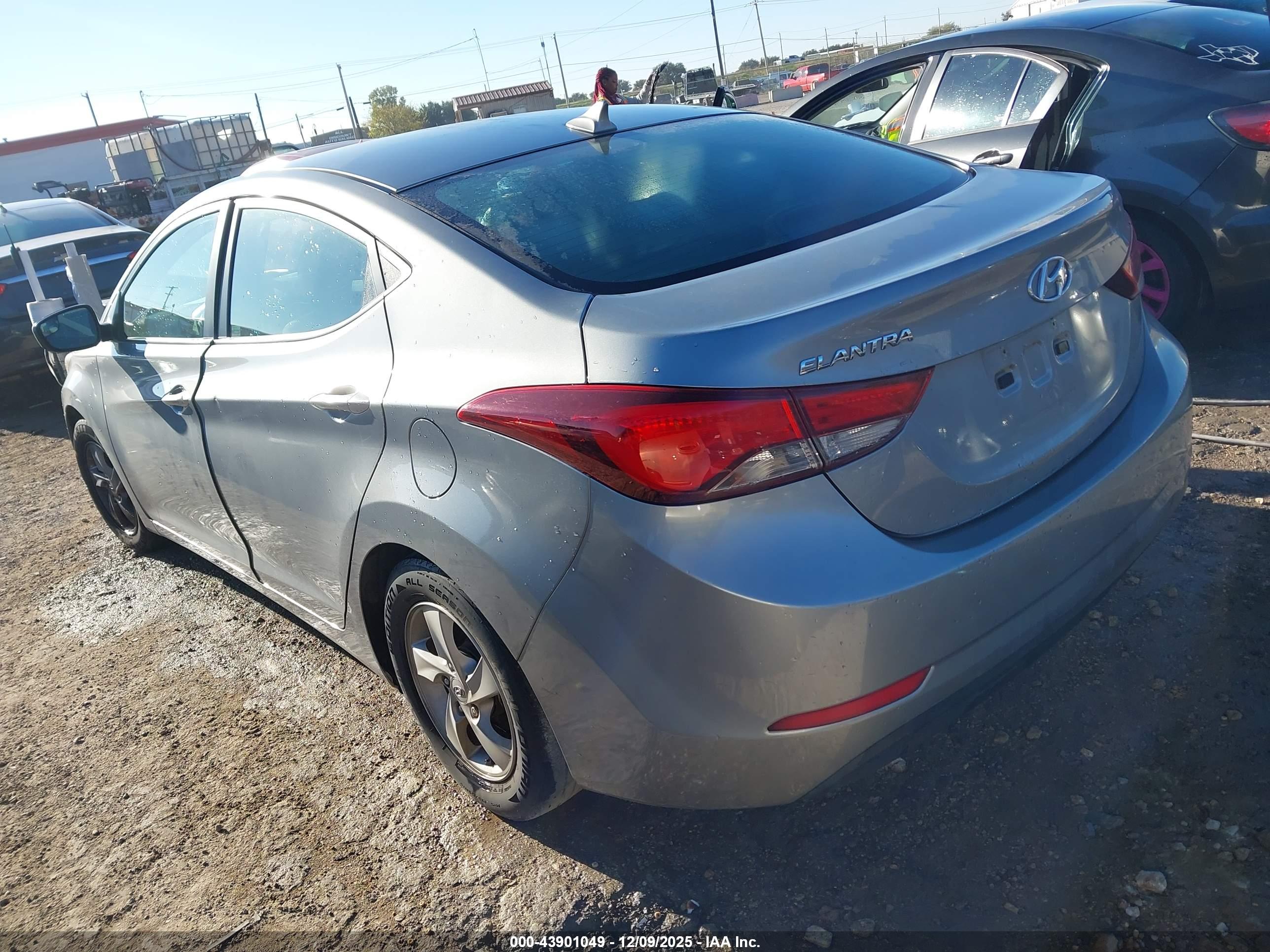 HYUNDAI ELANTRA image 3