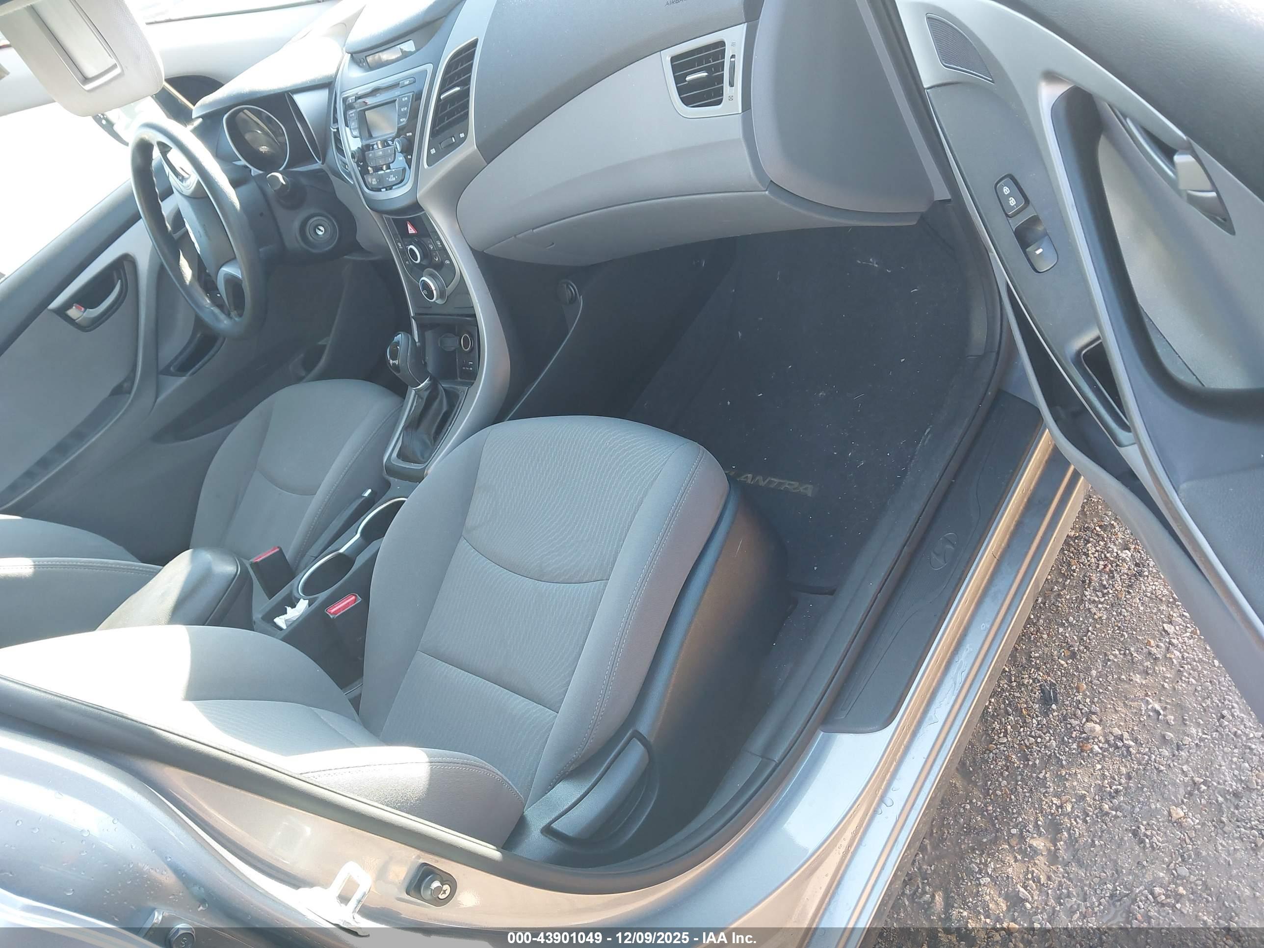 HYUNDAI ELANTRA image 5