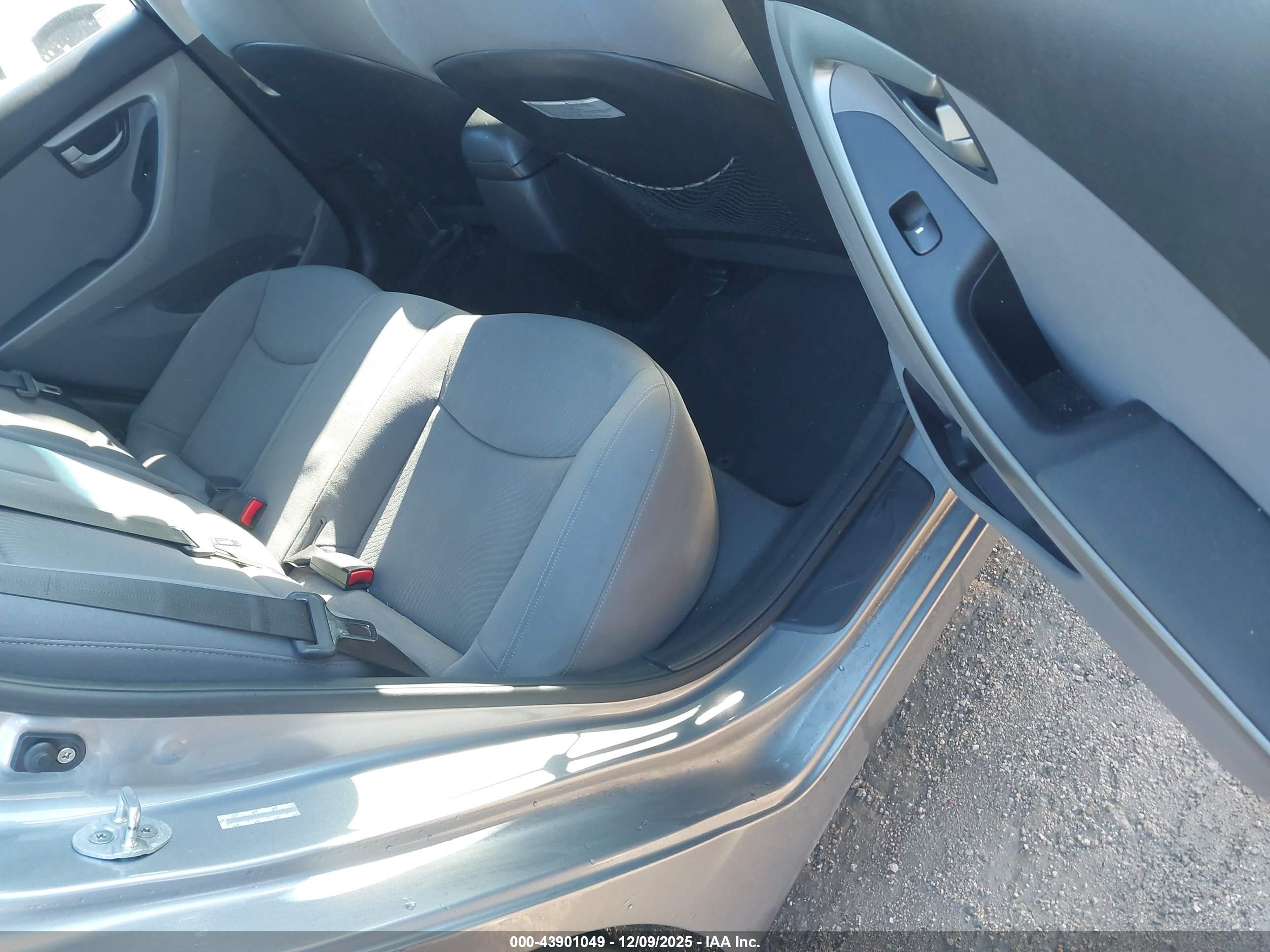 HYUNDAI ELANTRA image 8