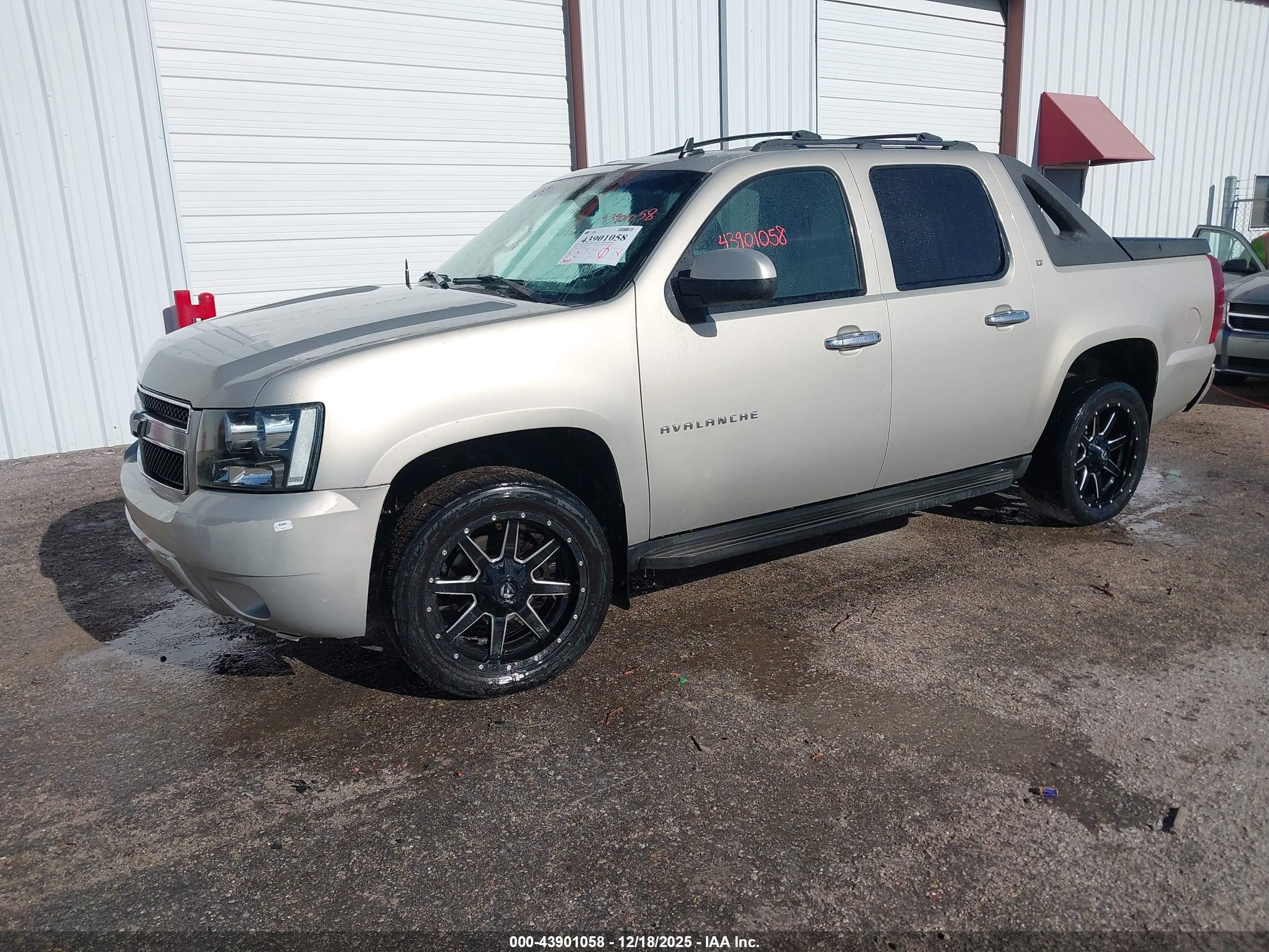 CHEVROLET AVALANCHE image 2