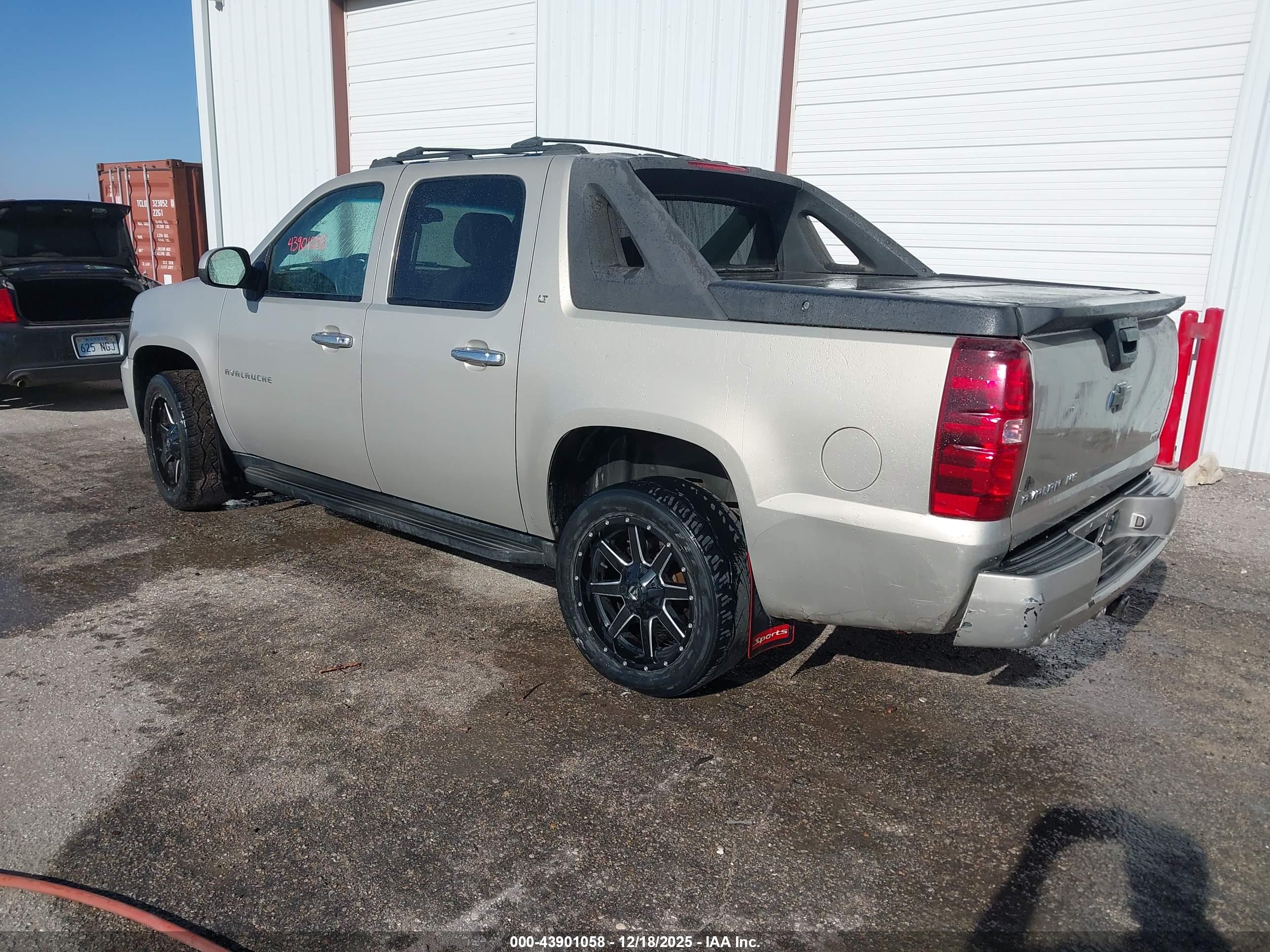 CHEVROLET AVALANCHE image 3