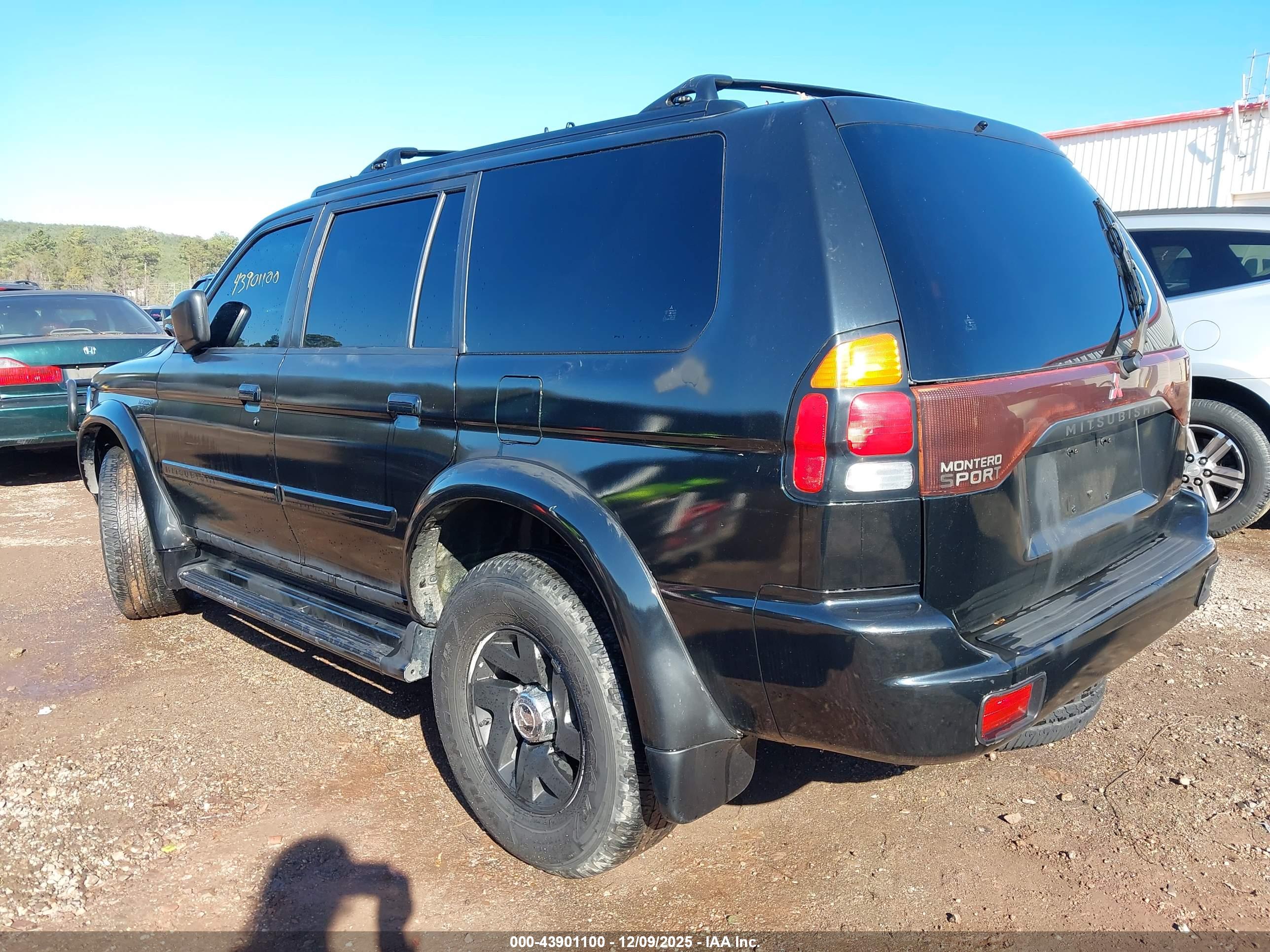 MITSUBISHI MONTERO image 3