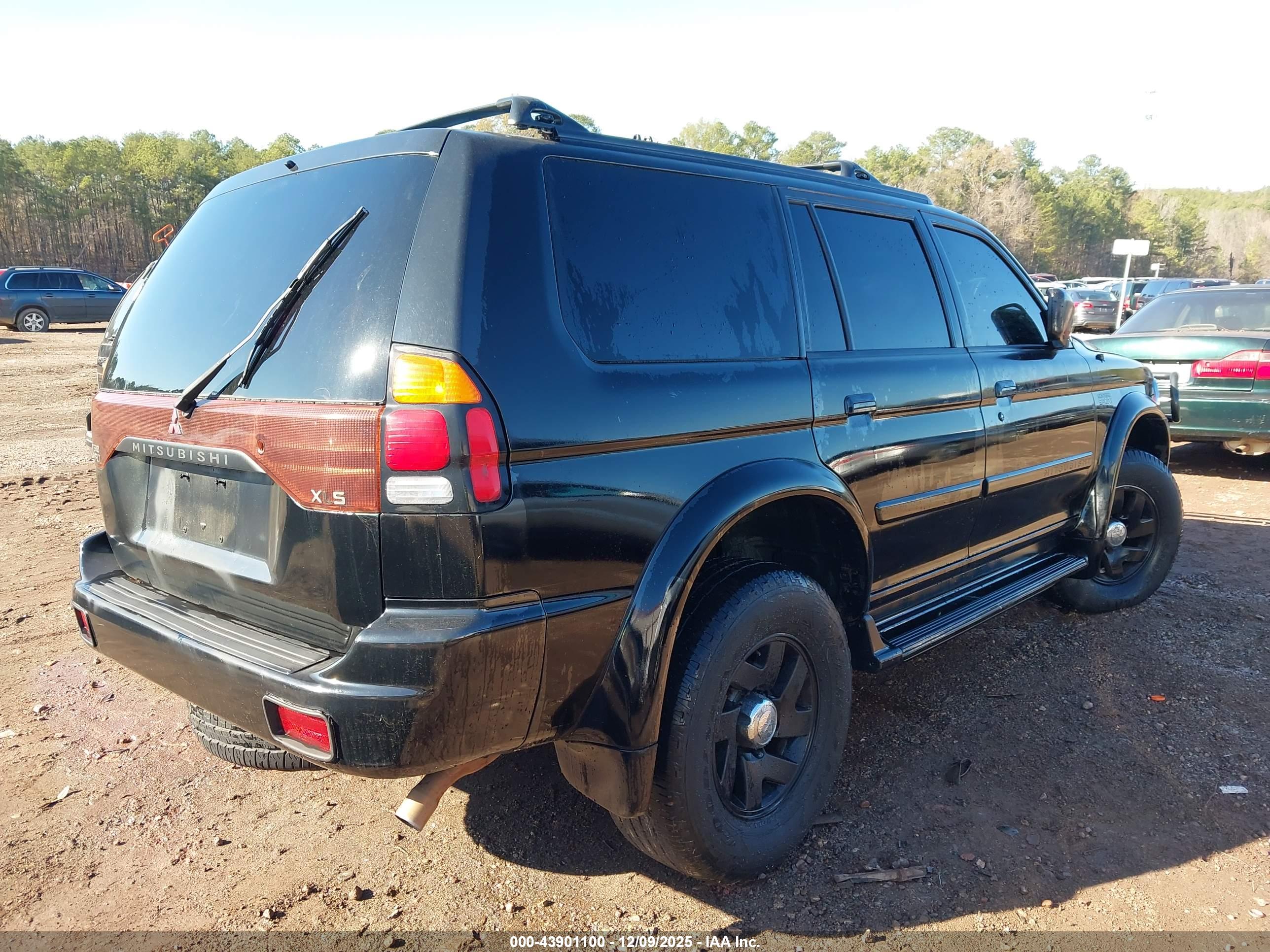 MITSUBISHI MONTERO image 4