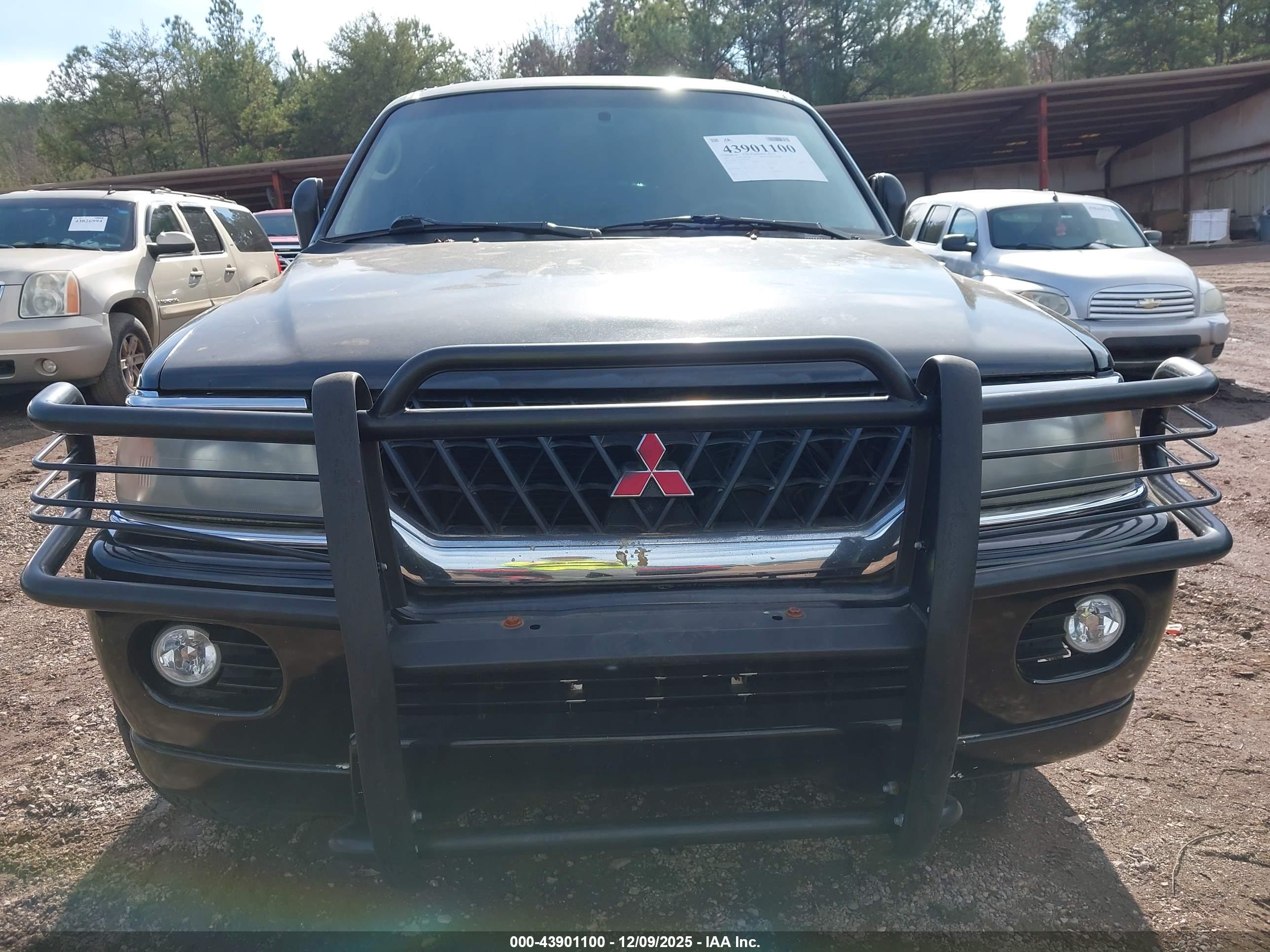 MITSUBISHI MONTERO image 6