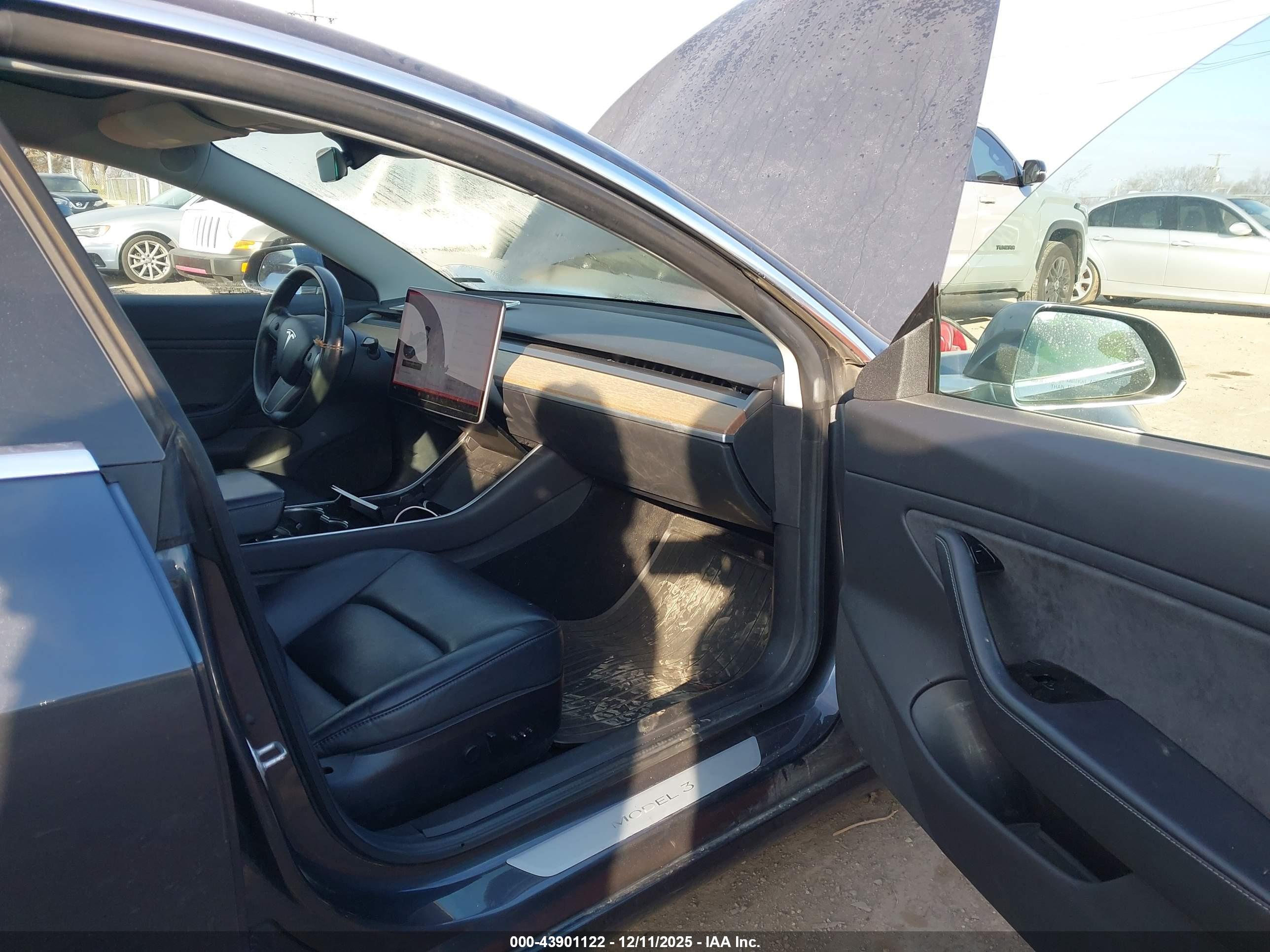 TESLA MODEL image 5