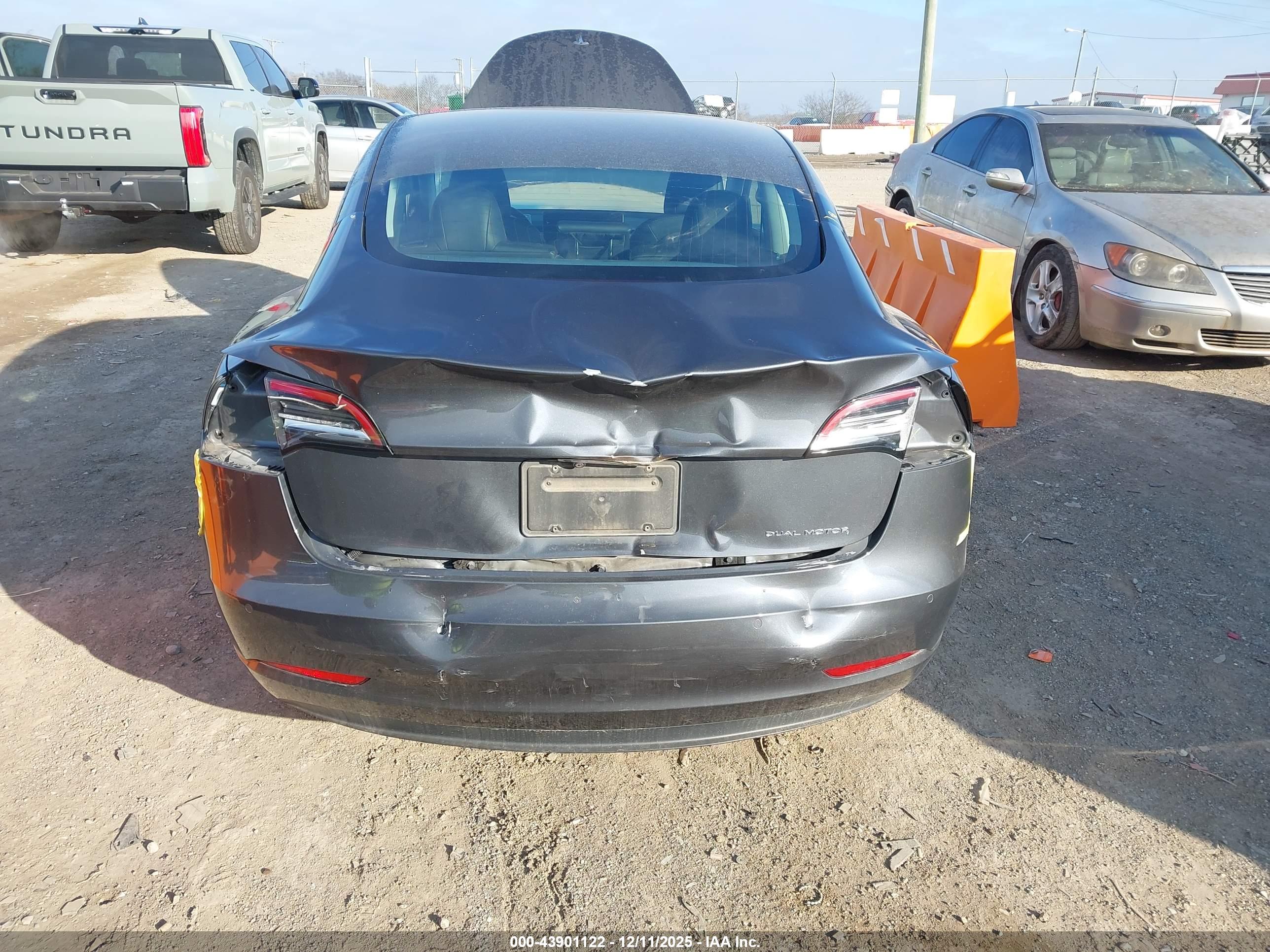 TESLA MODEL image 6