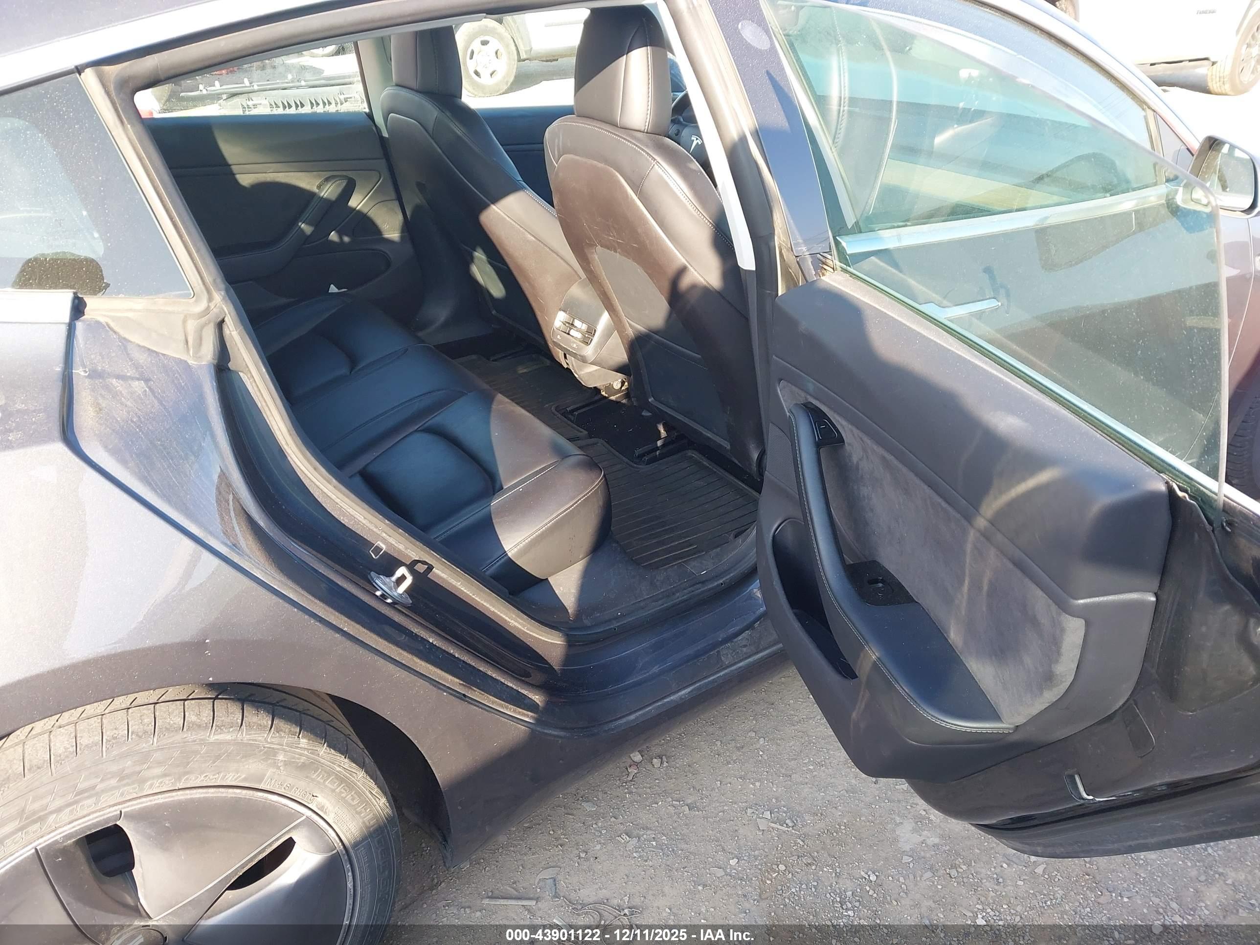 TESLA MODEL image 8
