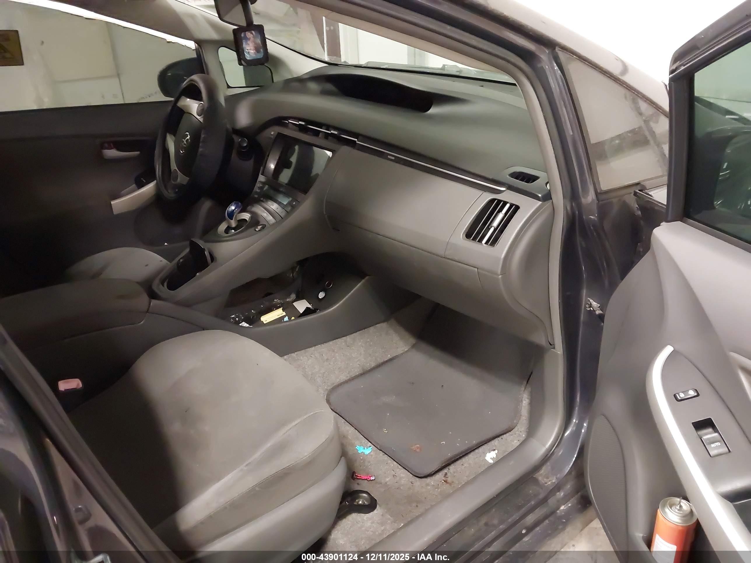 TOYOTA PRIUS image 5