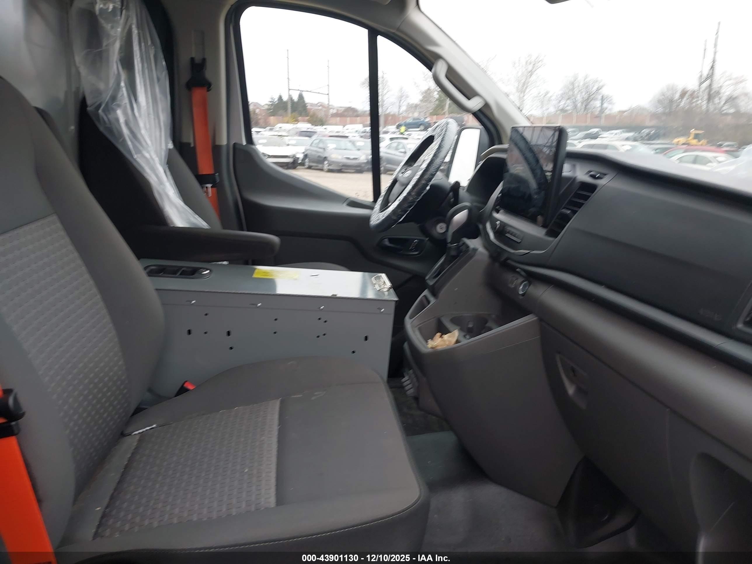FORD TRANSIT-150 image 5