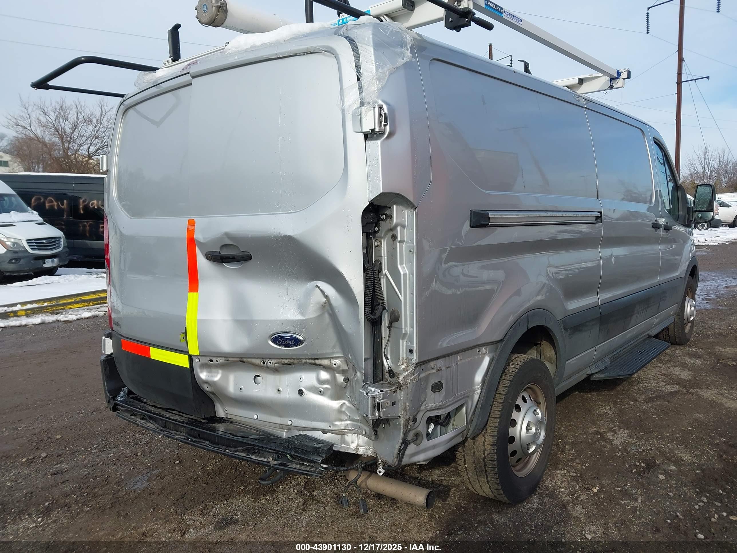 FORD TRANSIT-150 image 6