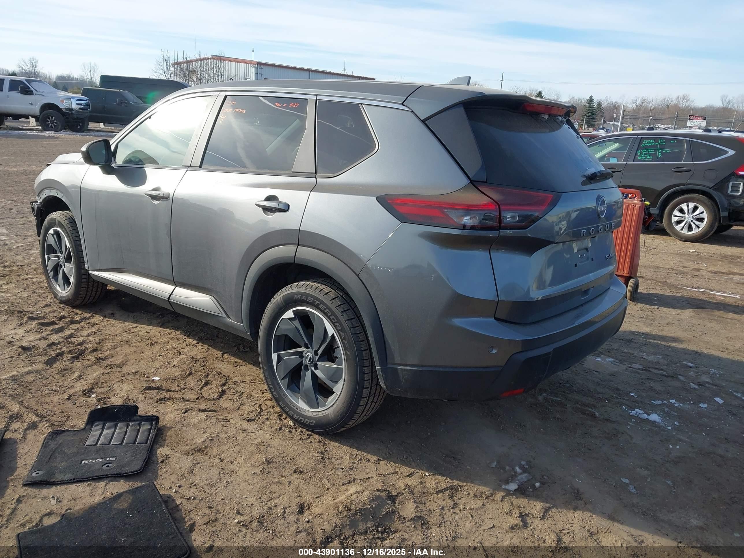 NISSAN ROGUE image 3