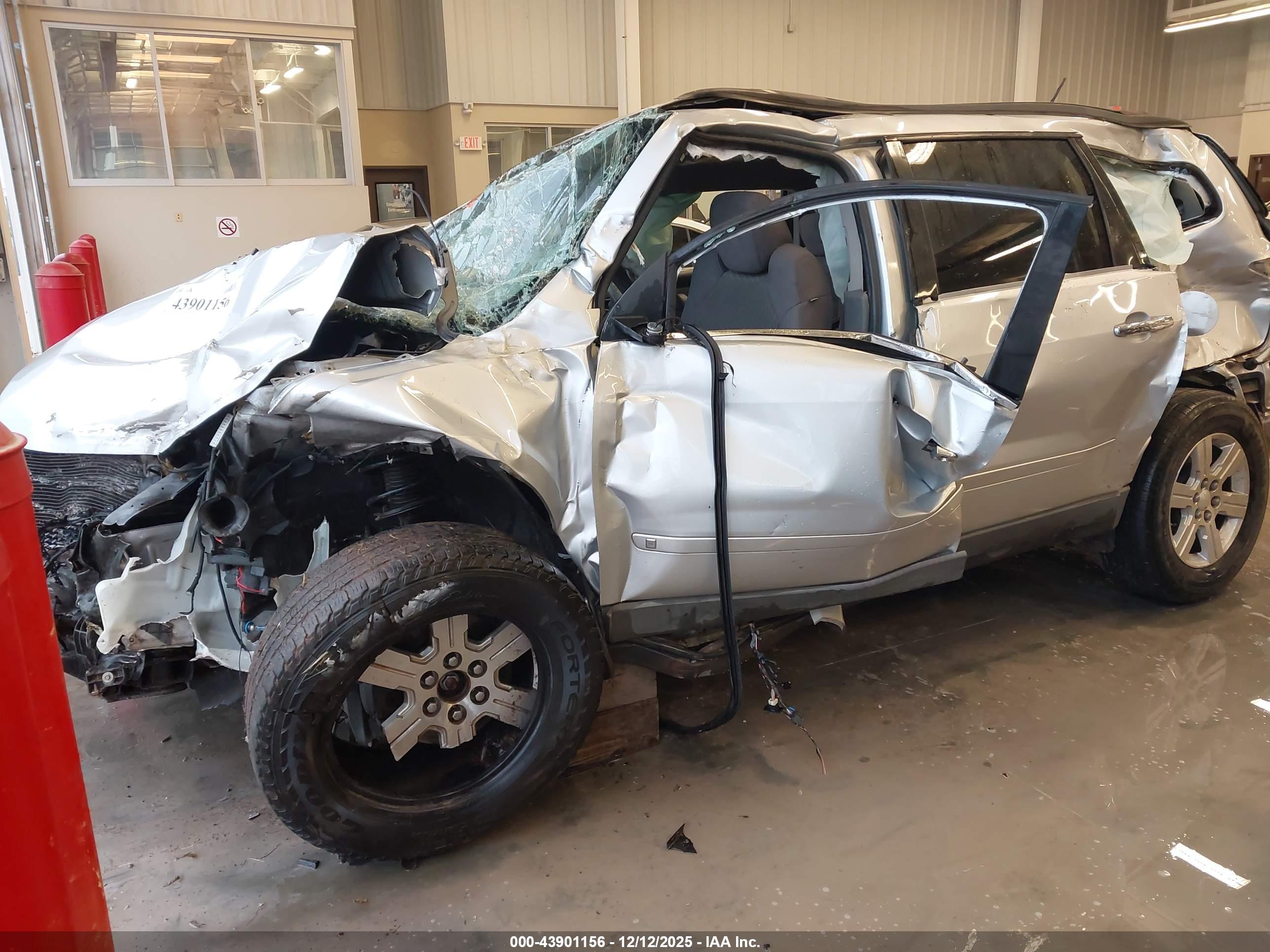CHEVROLET TRAVERSE image 2