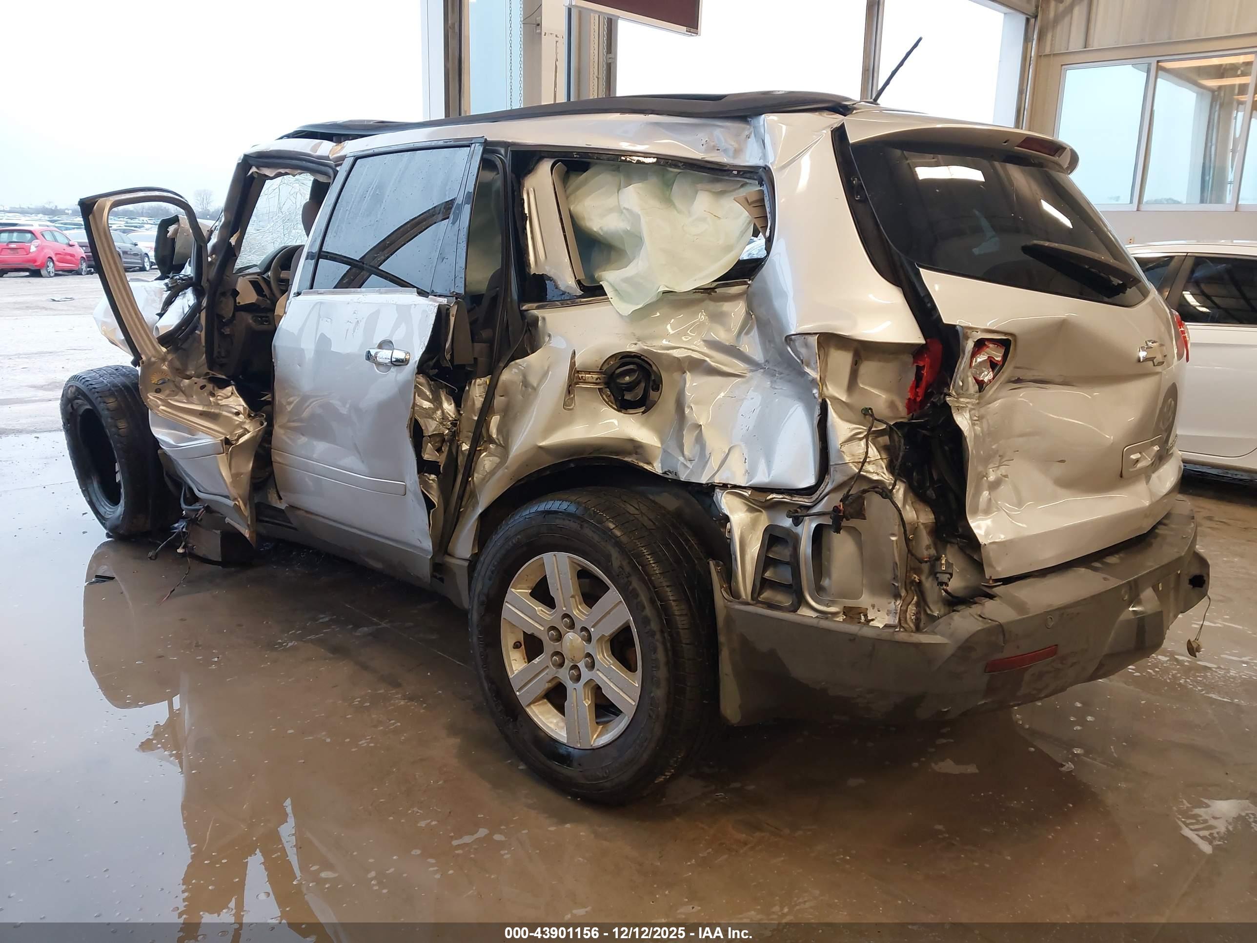 CHEVROLET TRAVERSE image 3