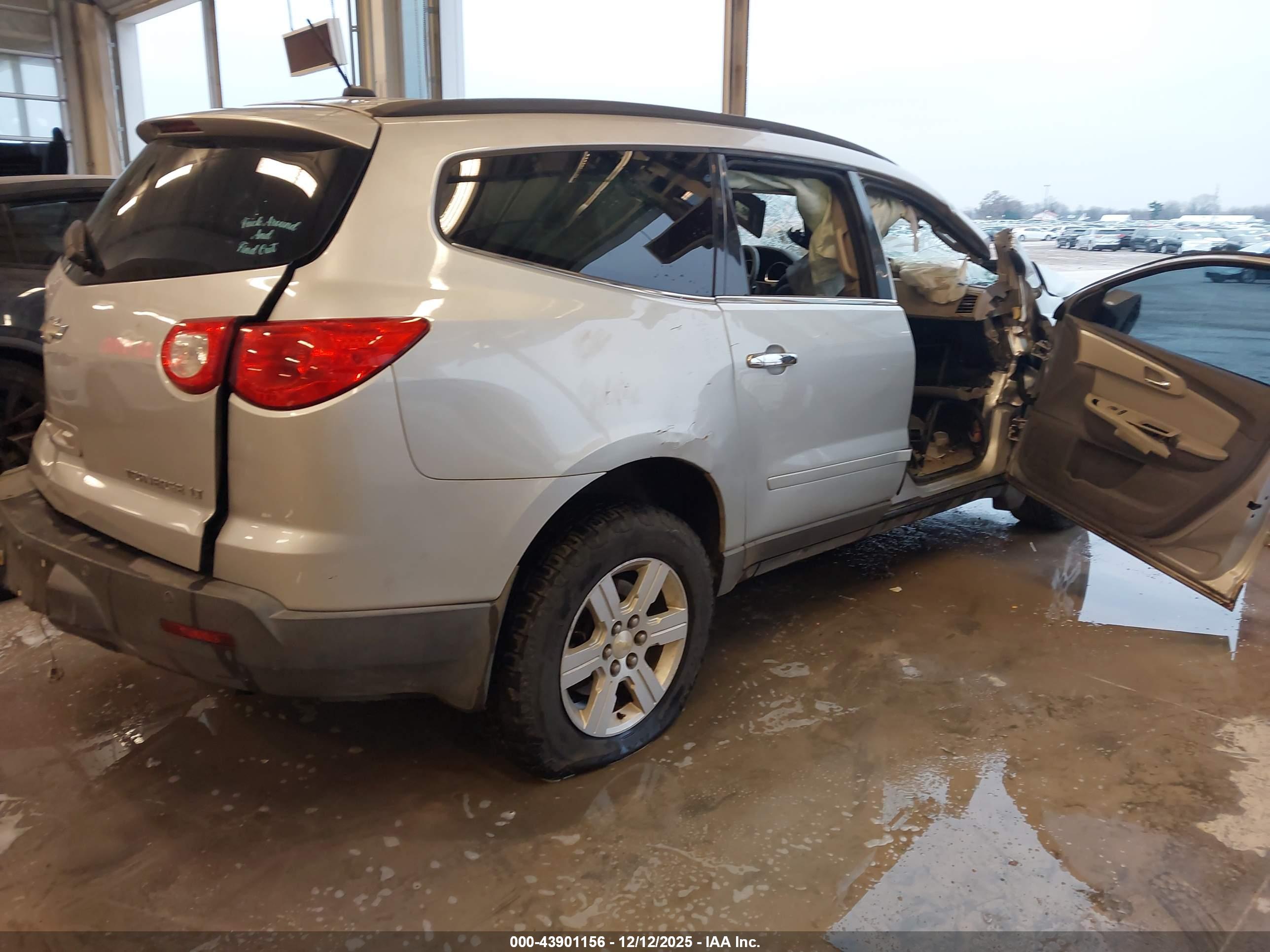 CHEVROLET TRAVERSE image 4