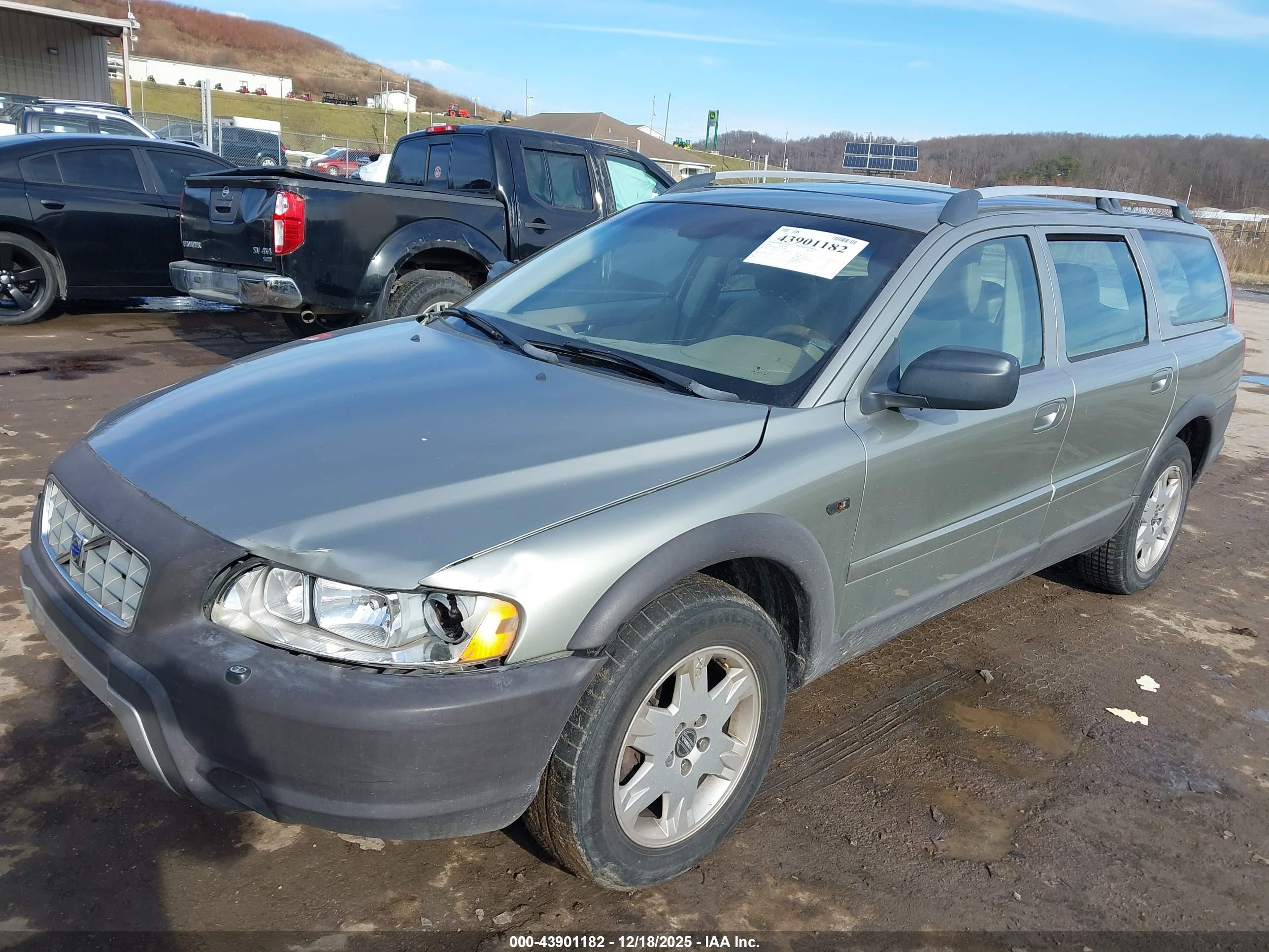 VOLVO XC70 image 2