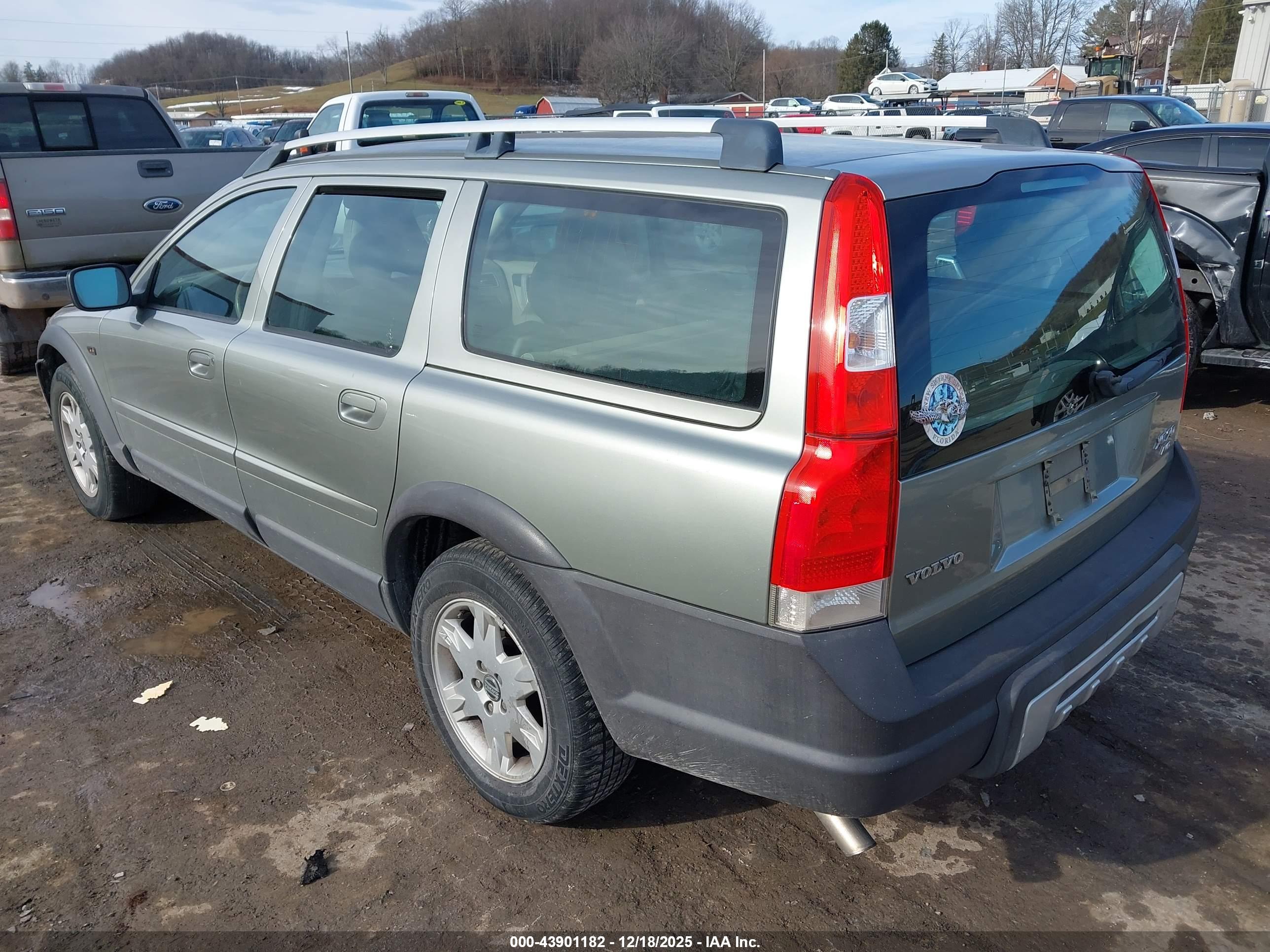 VOLVO XC70 image 3