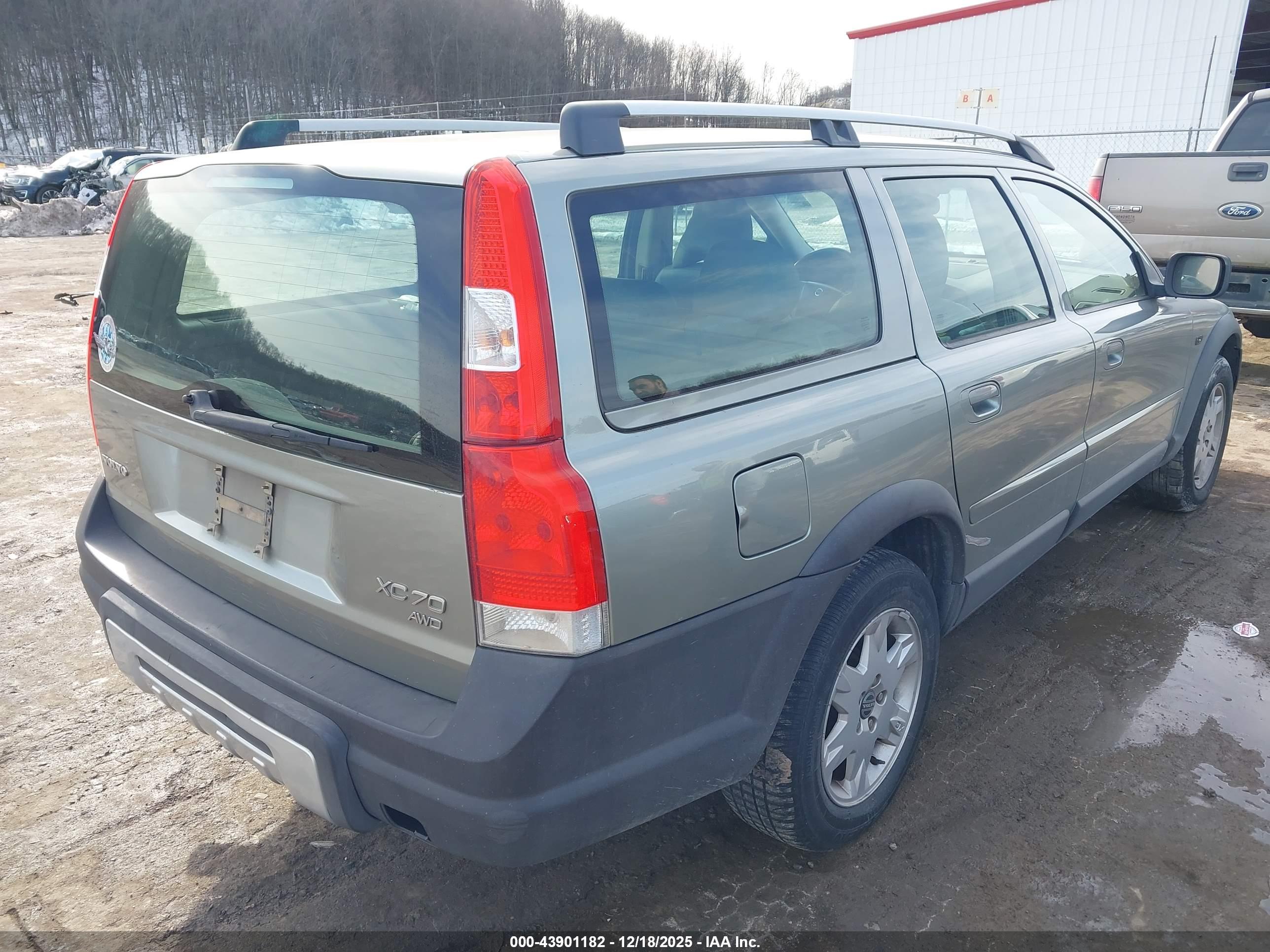 VOLVO XC70 image 4
