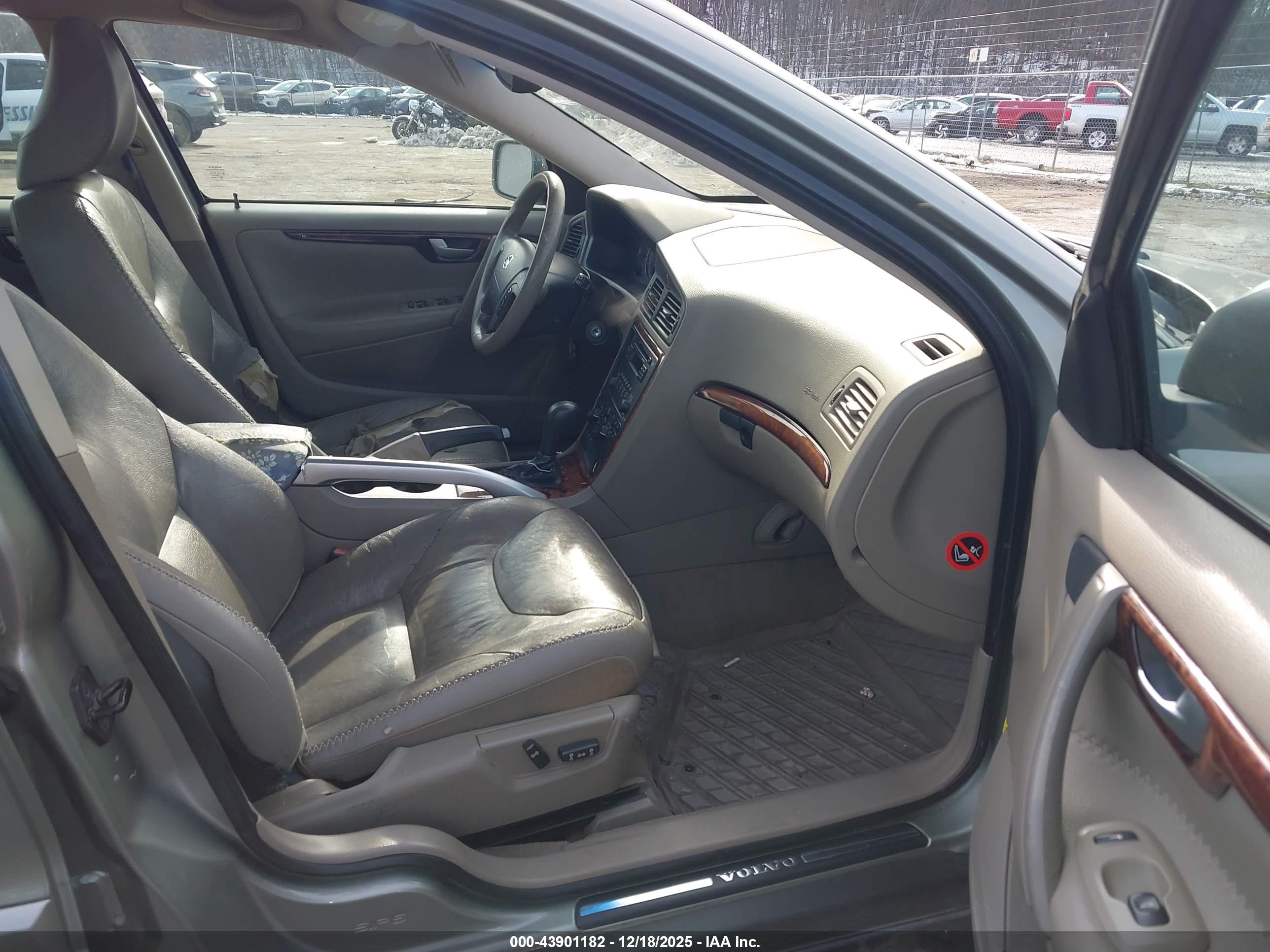 VOLVO XC70 image 5