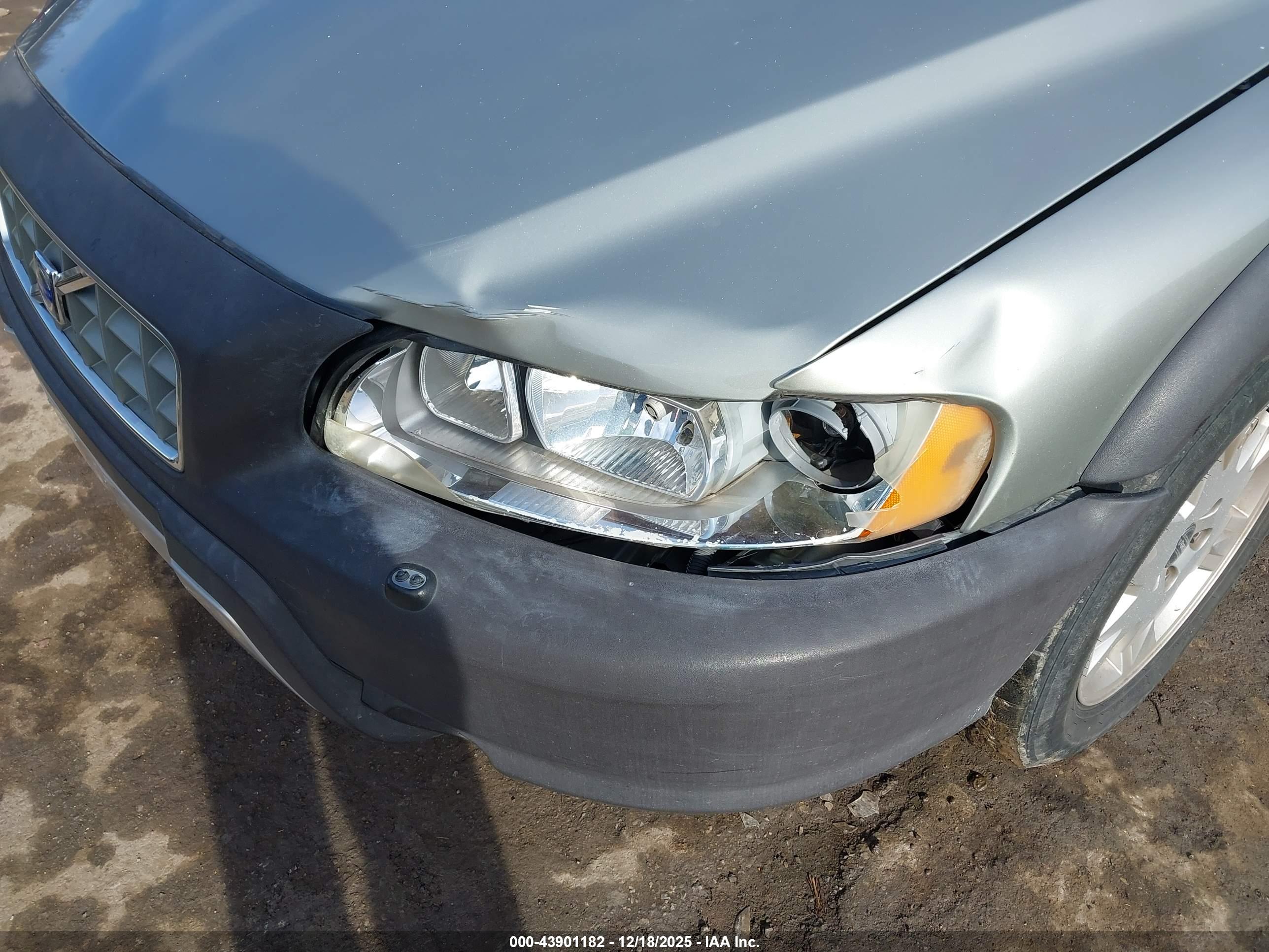VOLVO XC70 image 6