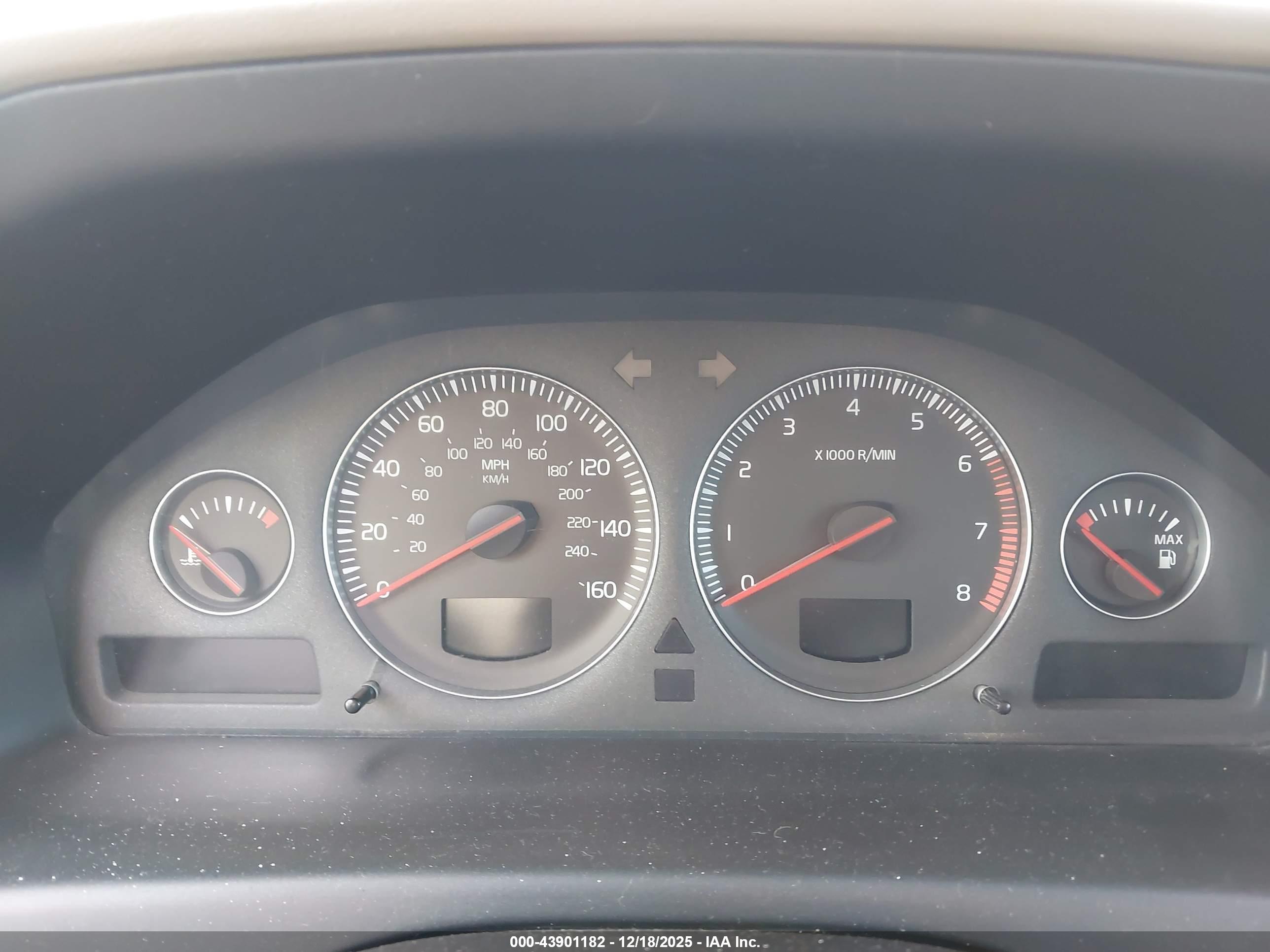 VOLVO XC70 image 7