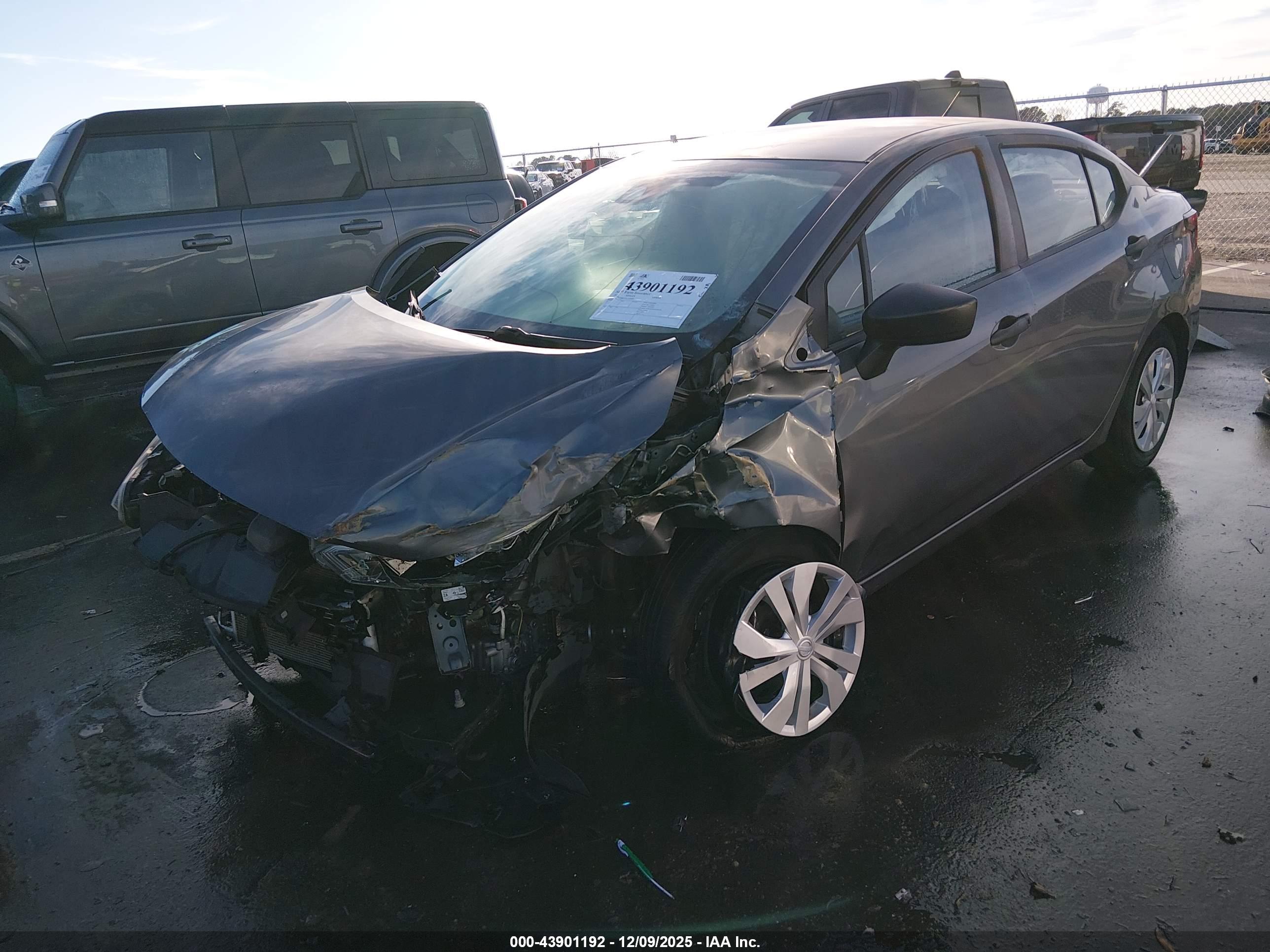 NISSAN VERSA image 2