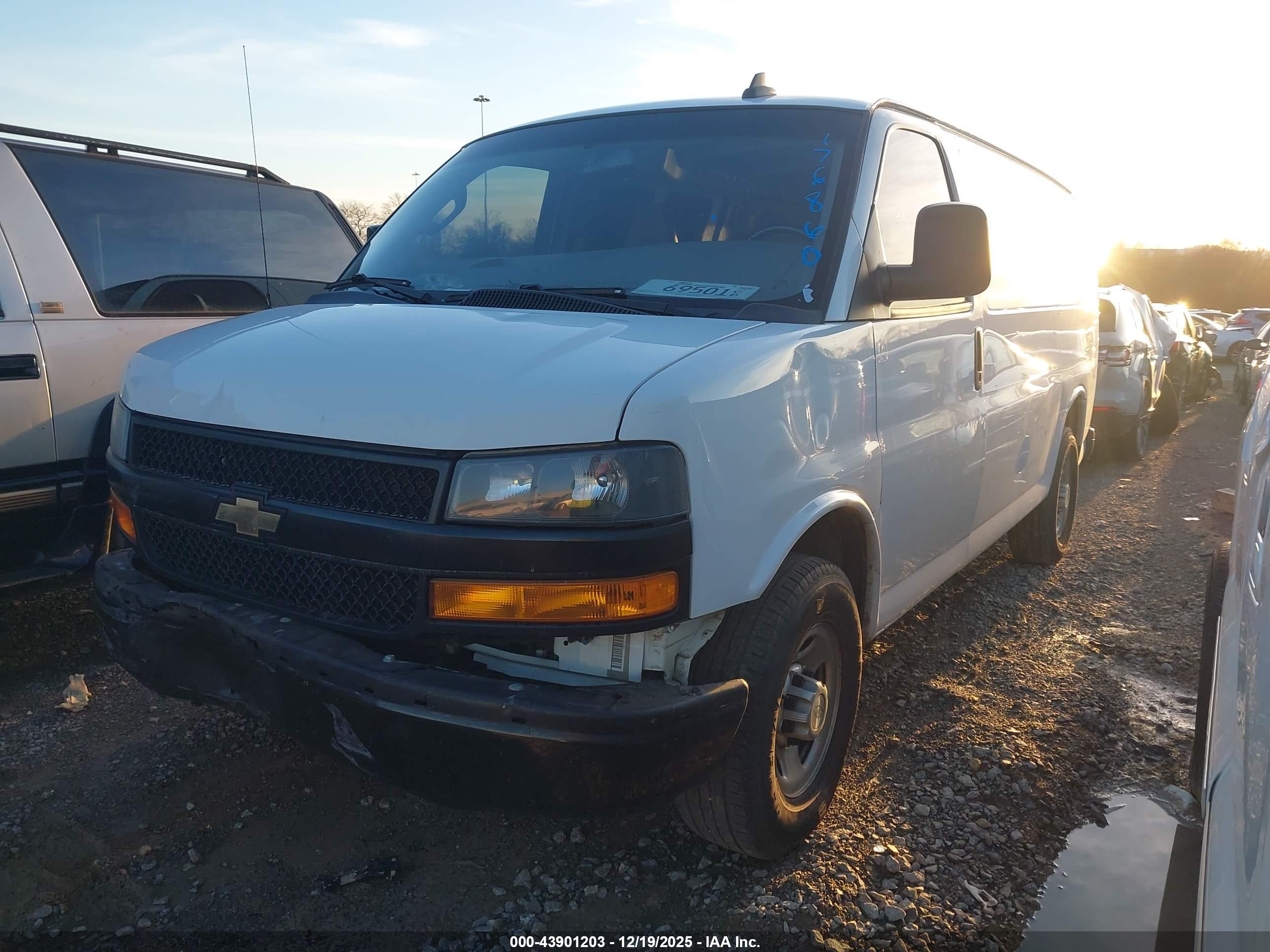 CHEVROLET EXPRESS image 2