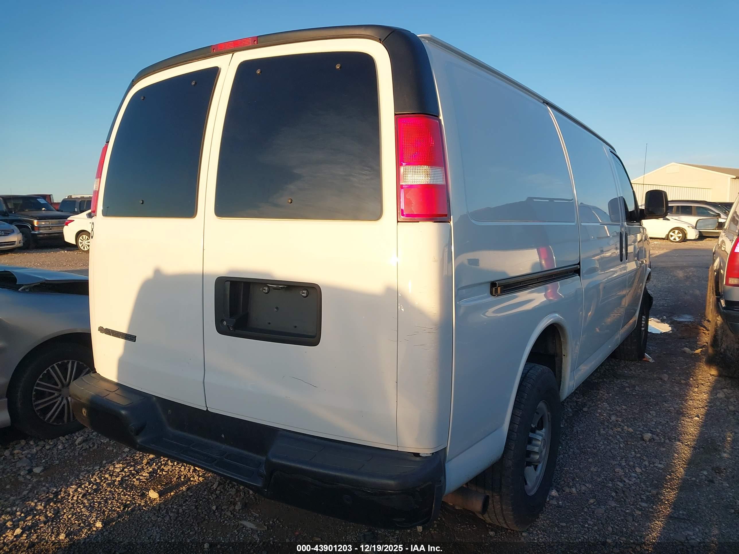 CHEVROLET EXPRESS image 4