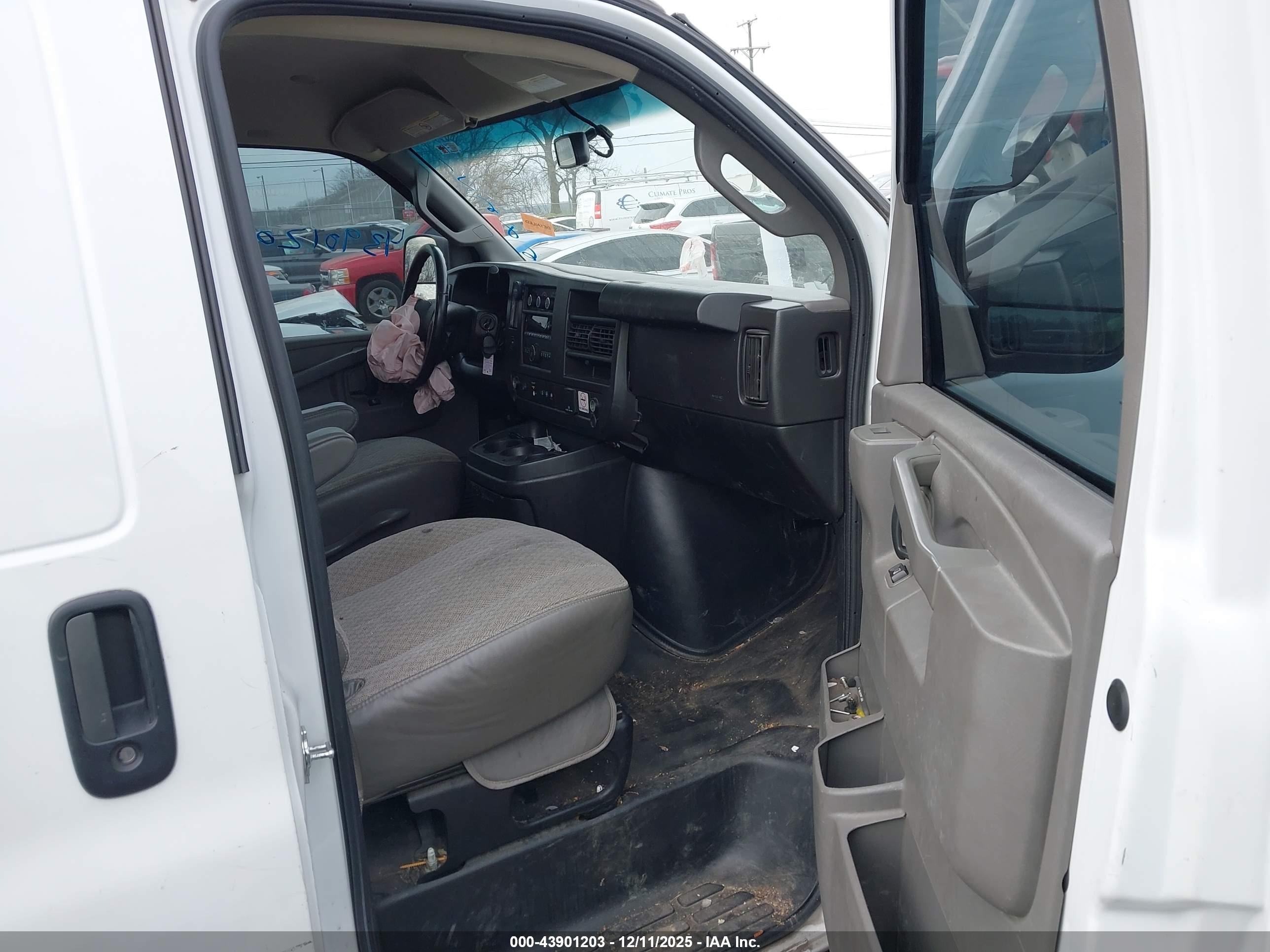 CHEVROLET EXPRESS image 5