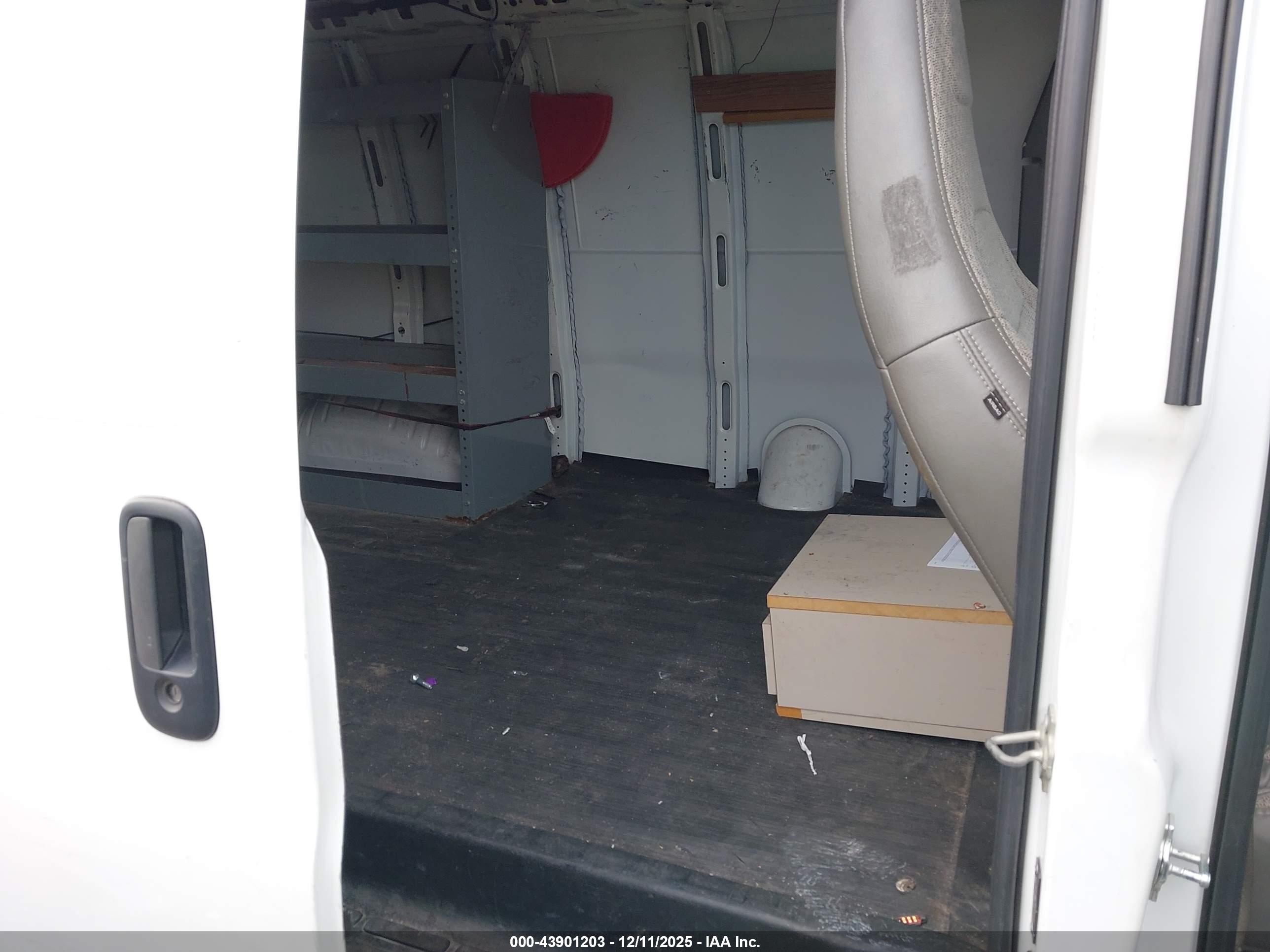 CHEVROLET EXPRESS image 8
