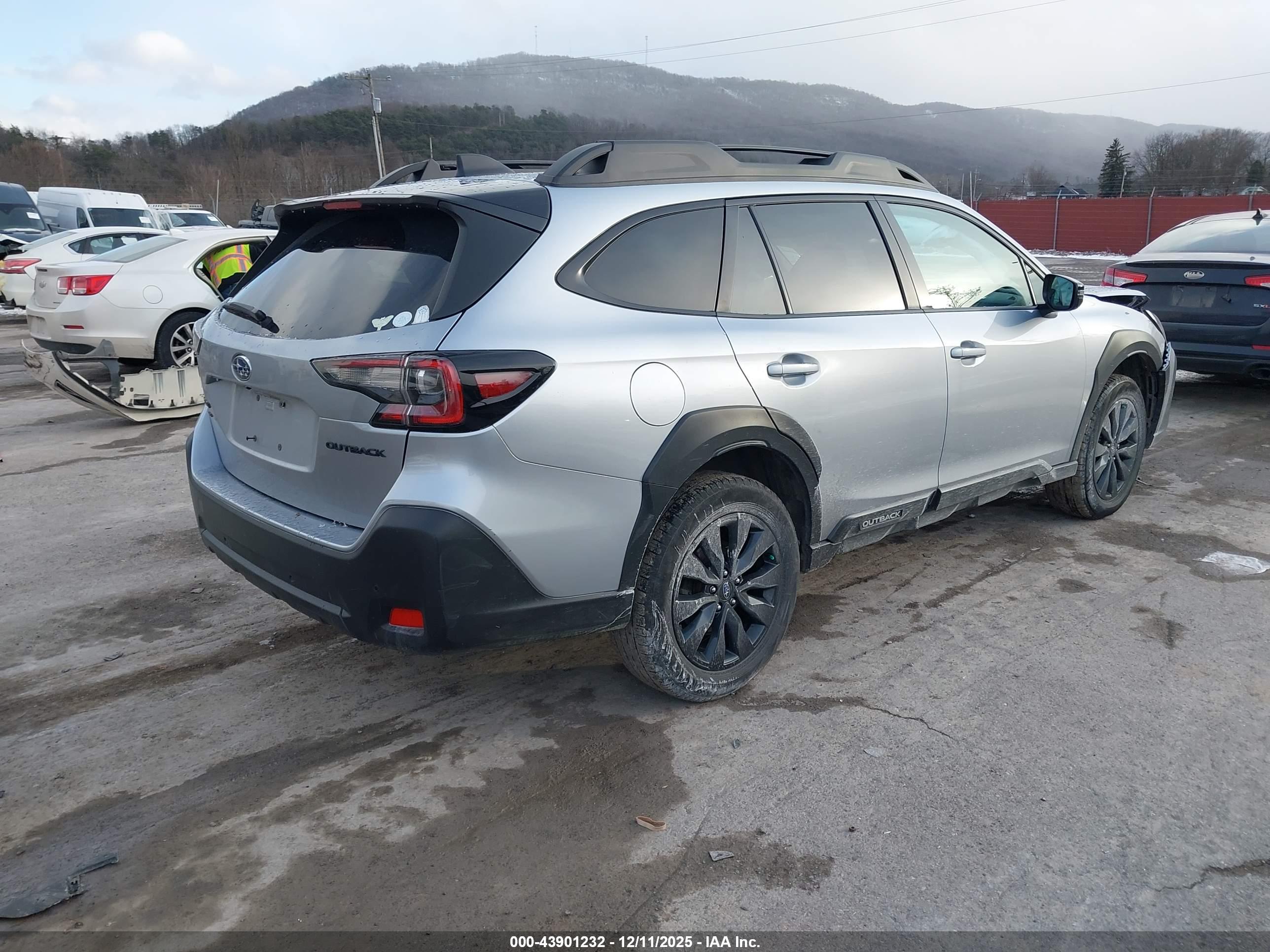 SUBARU OUTBACK image 4