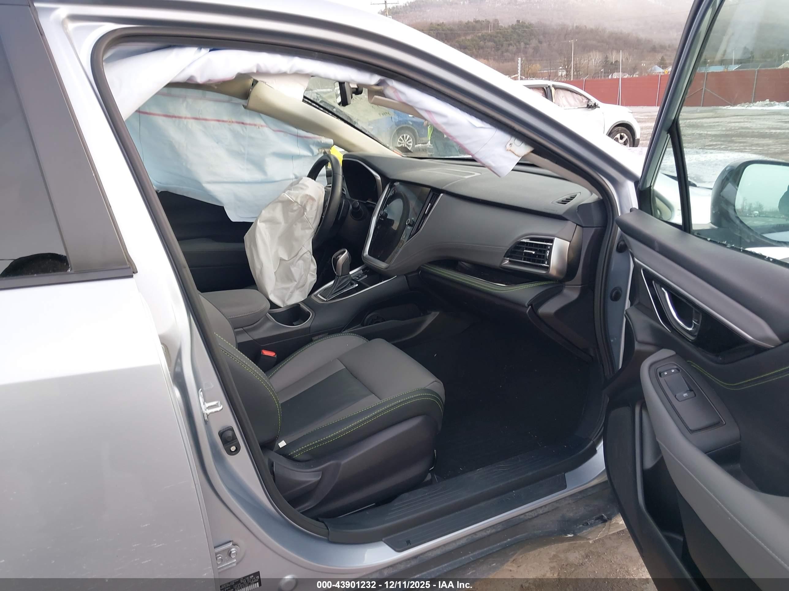 SUBARU OUTBACK image 5