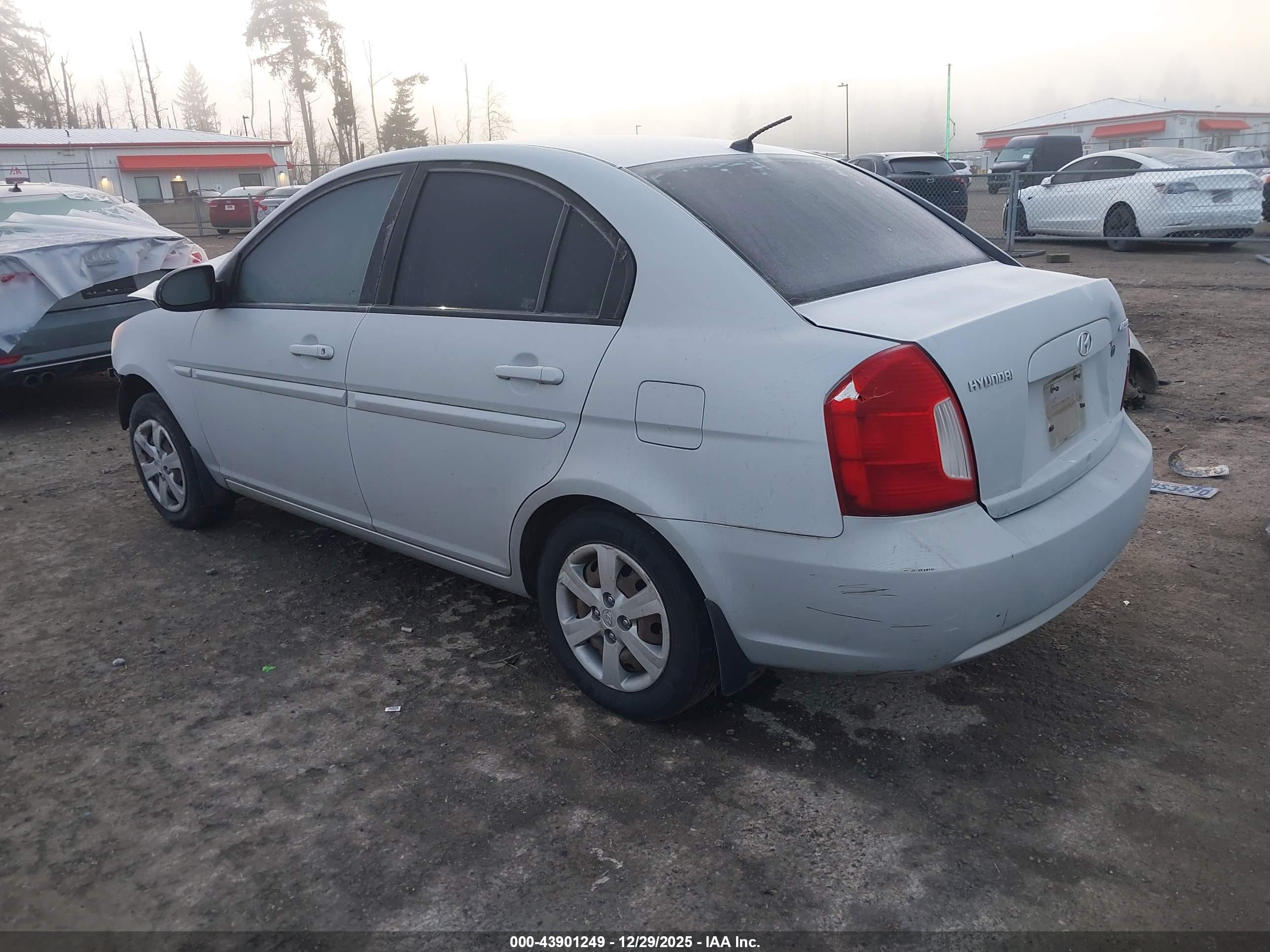 HYUNDAI ACCENT image 3