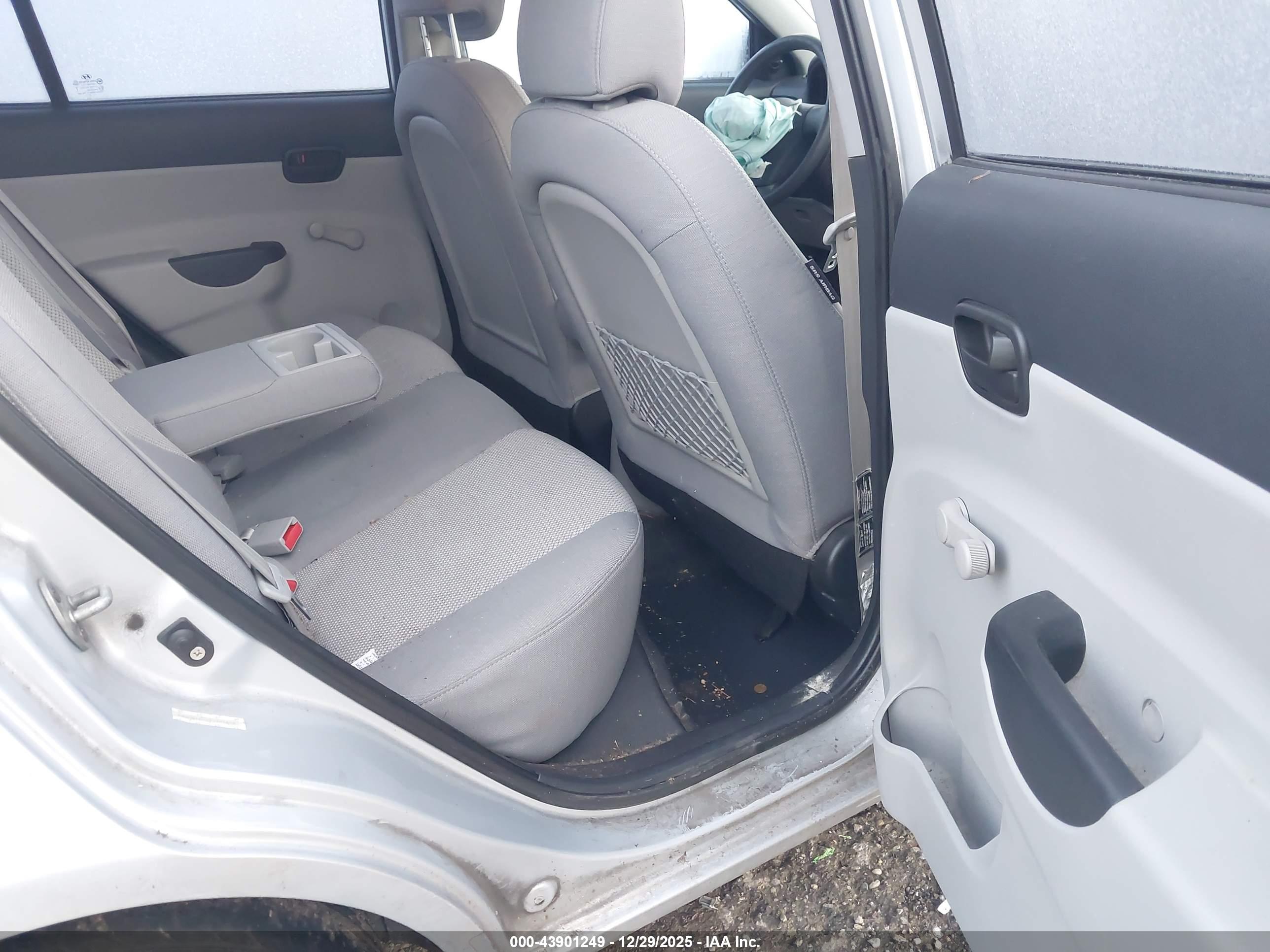 HYUNDAI ACCENT image 8
