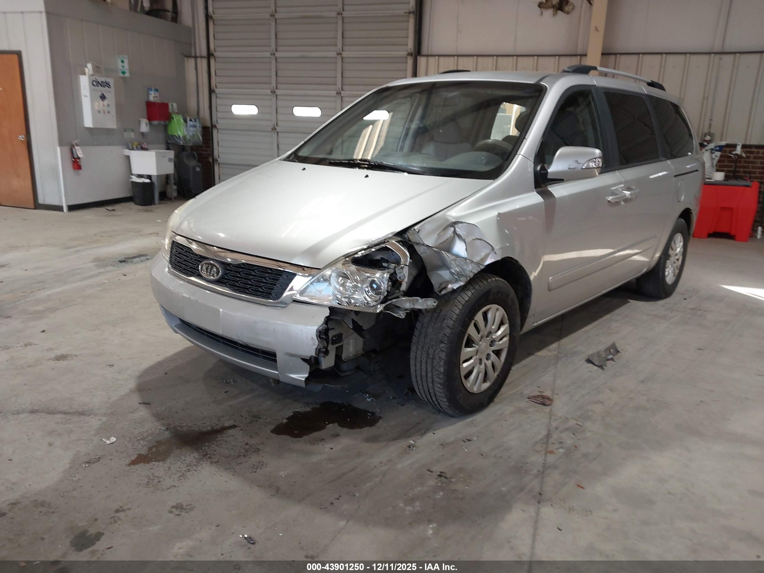 KIA SEDONA image 2