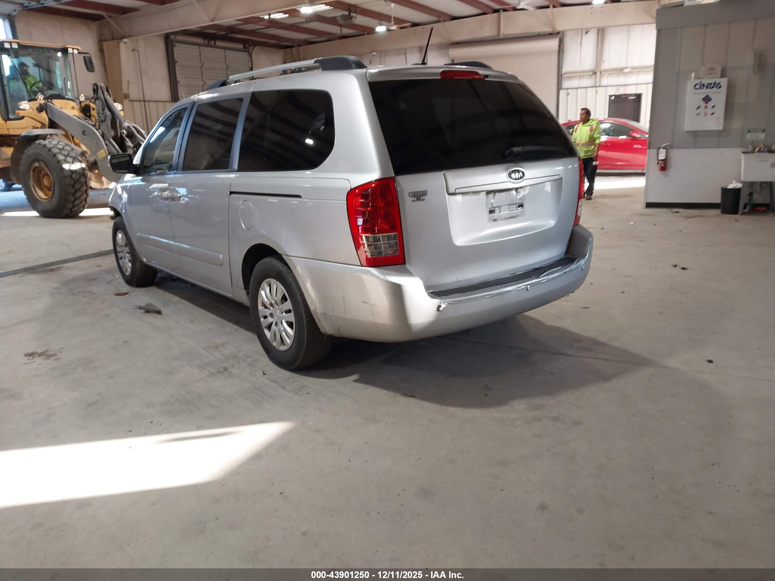 KIA SEDONA image 3