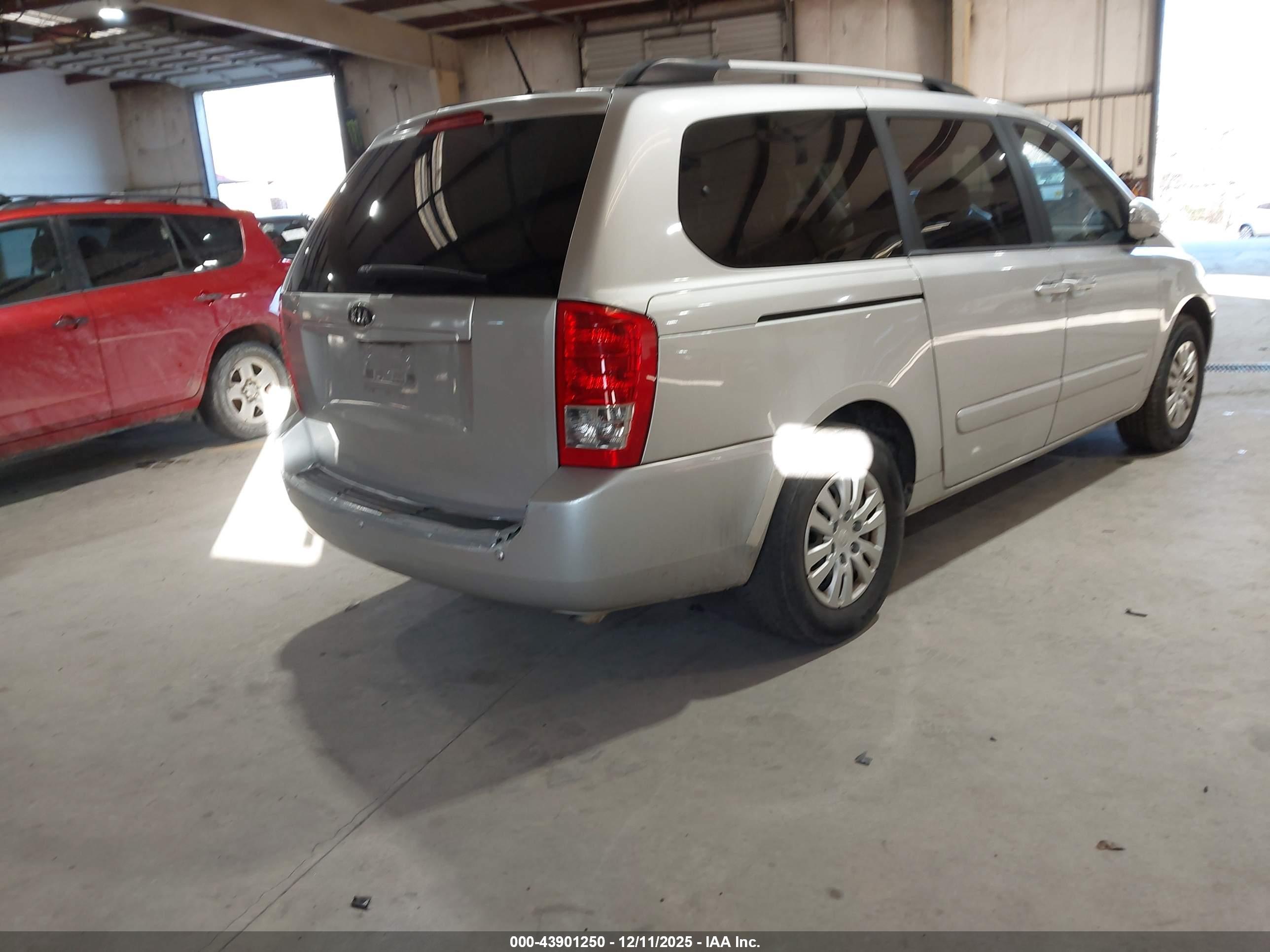 KIA SEDONA image 4