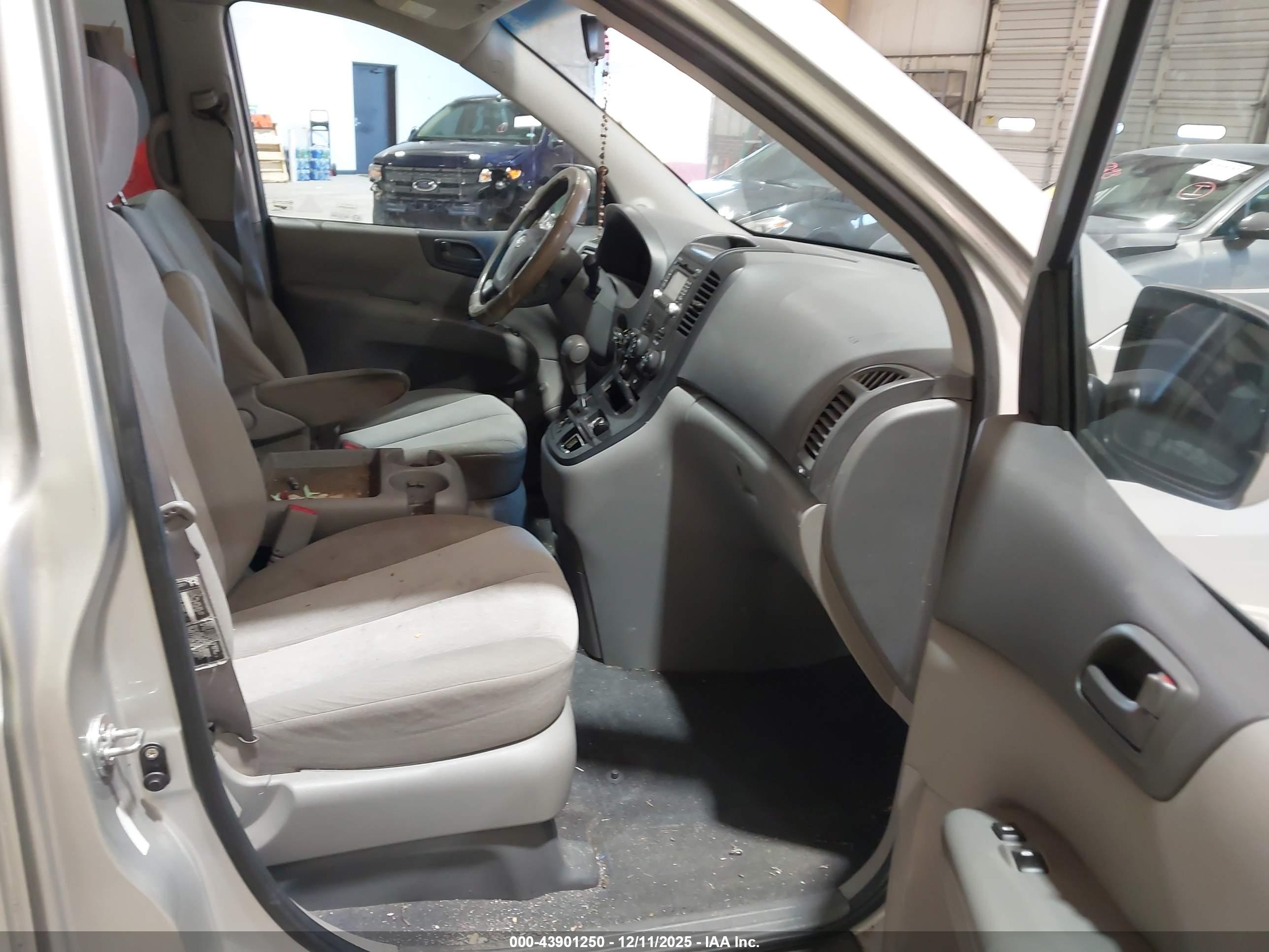 KIA SEDONA image 5