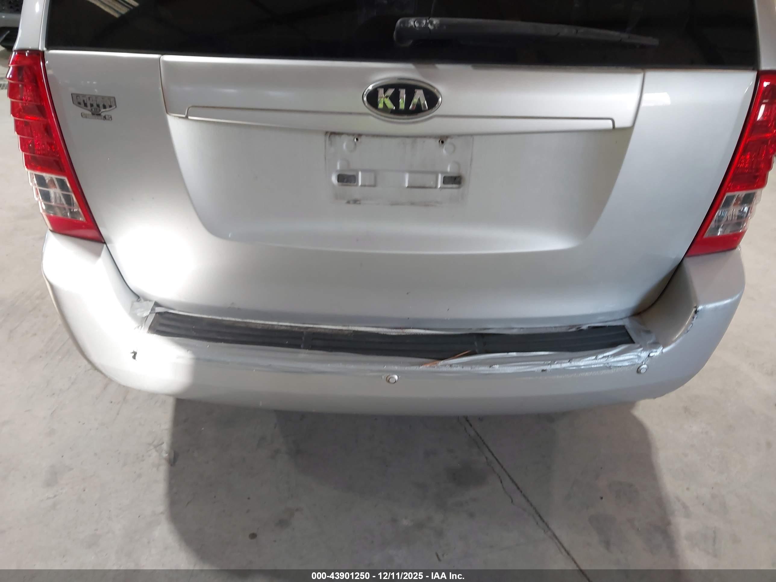KIA SEDONA image 6