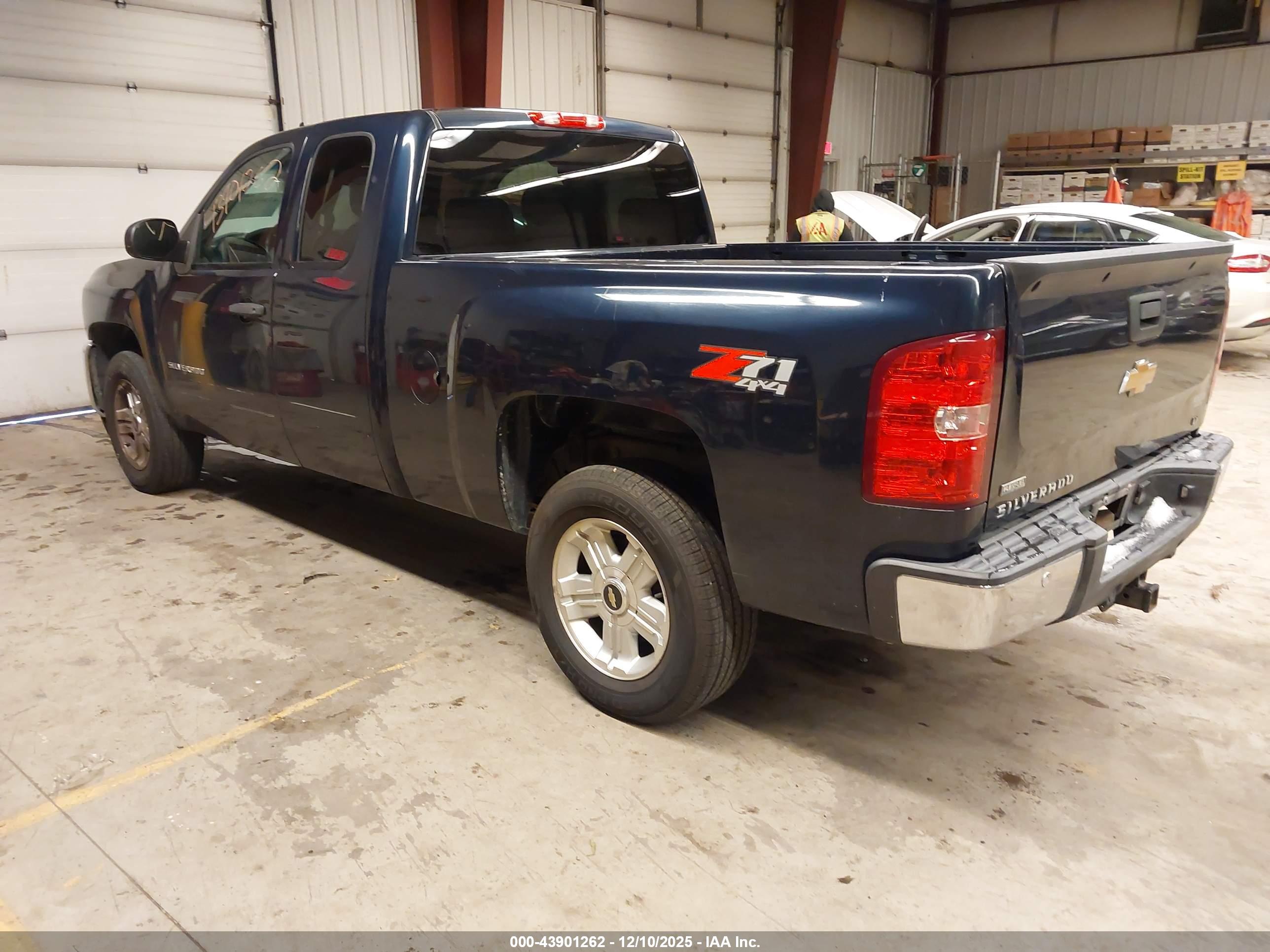 CHEVROLET SILVERADO image 3