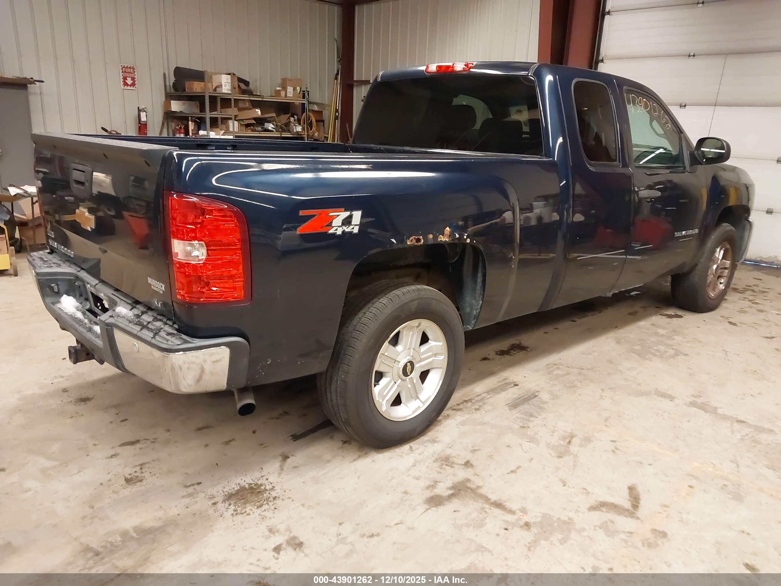 CHEVROLET SILVERADO image 4