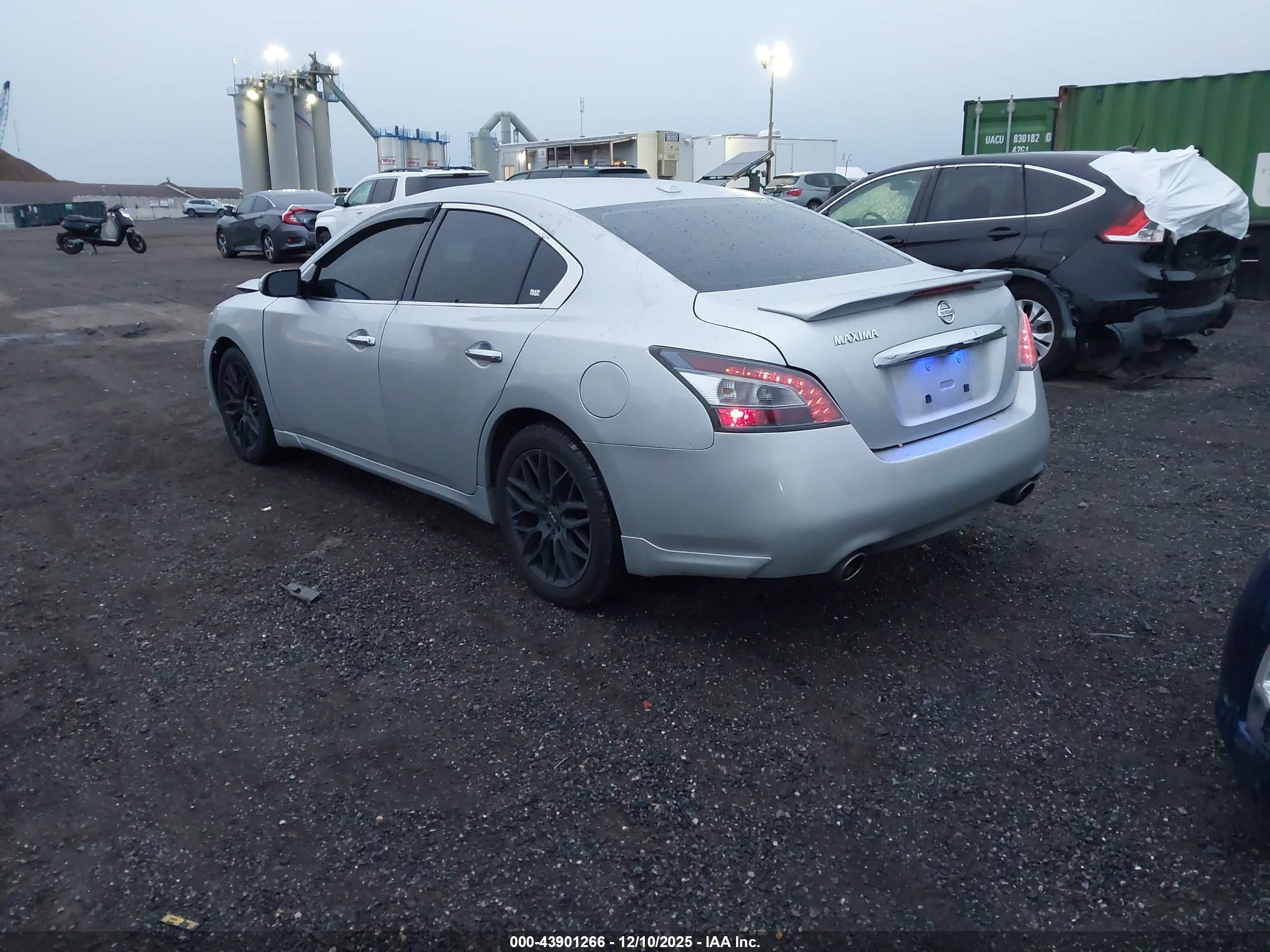 NISSAN MAXIMA image 3