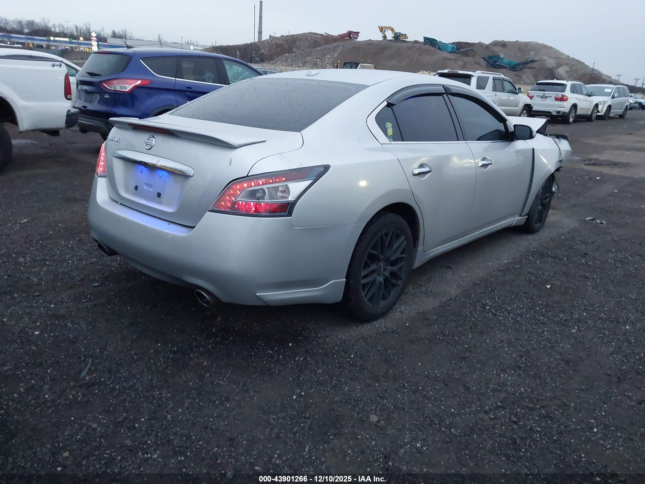 NISSAN MAXIMA image 4