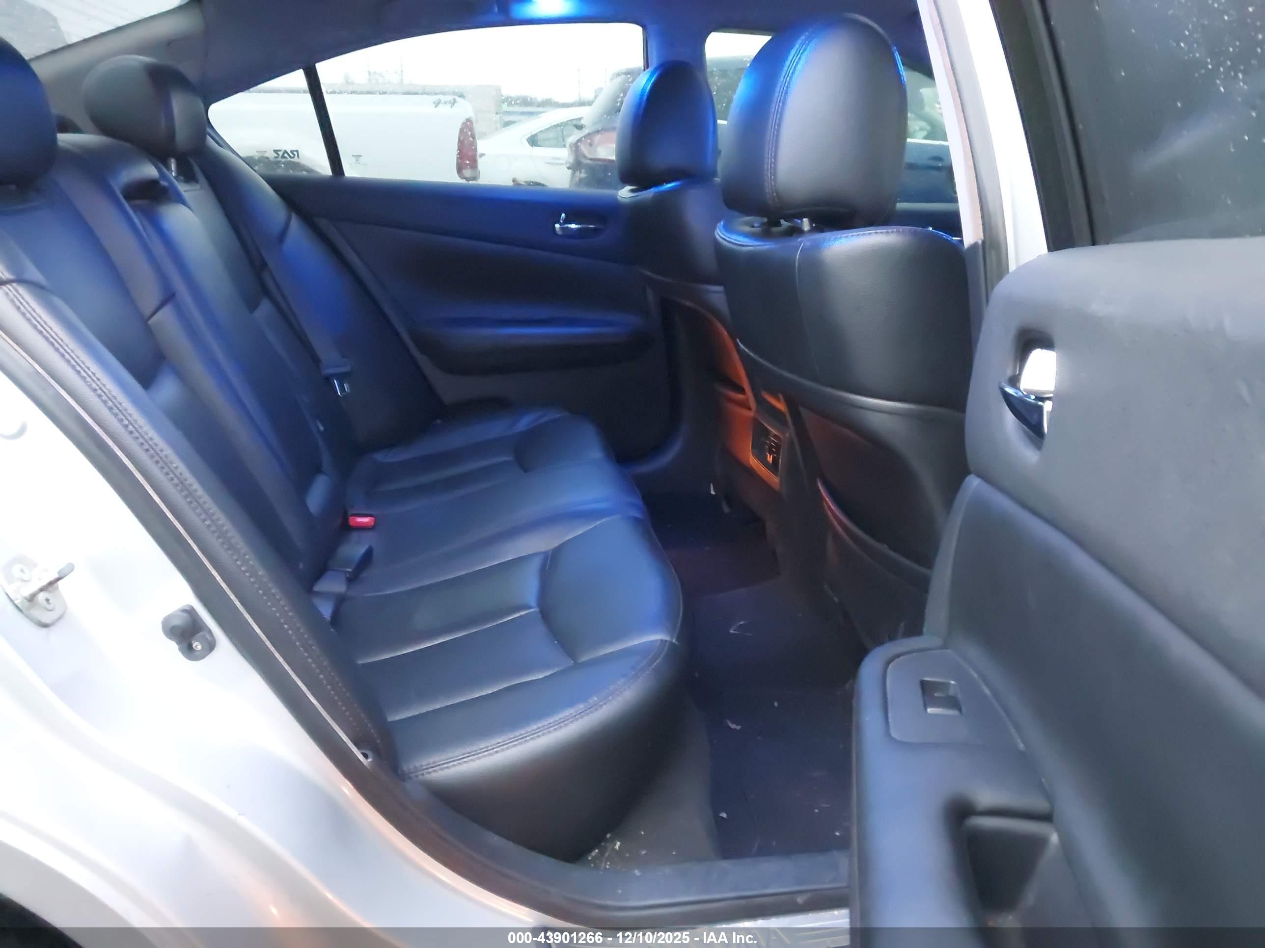 NISSAN MAXIMA image 8