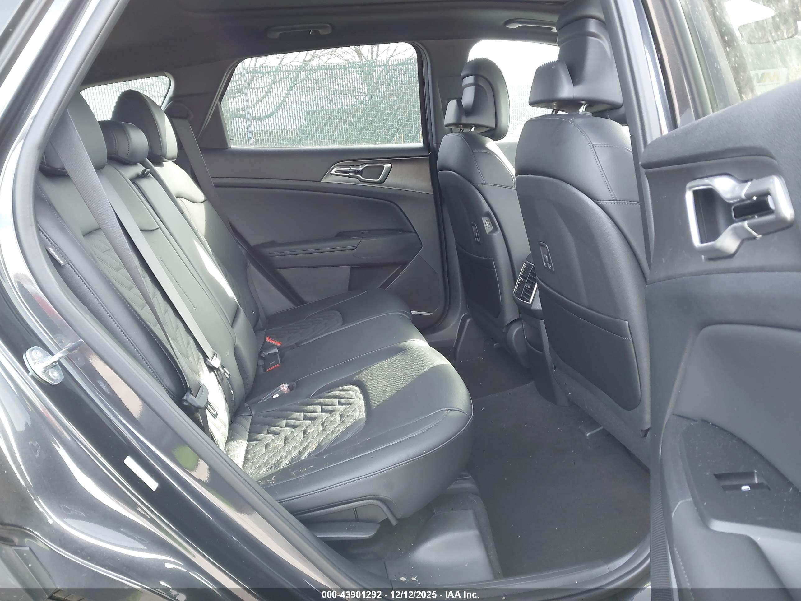 KIA SPORTAGE image 8