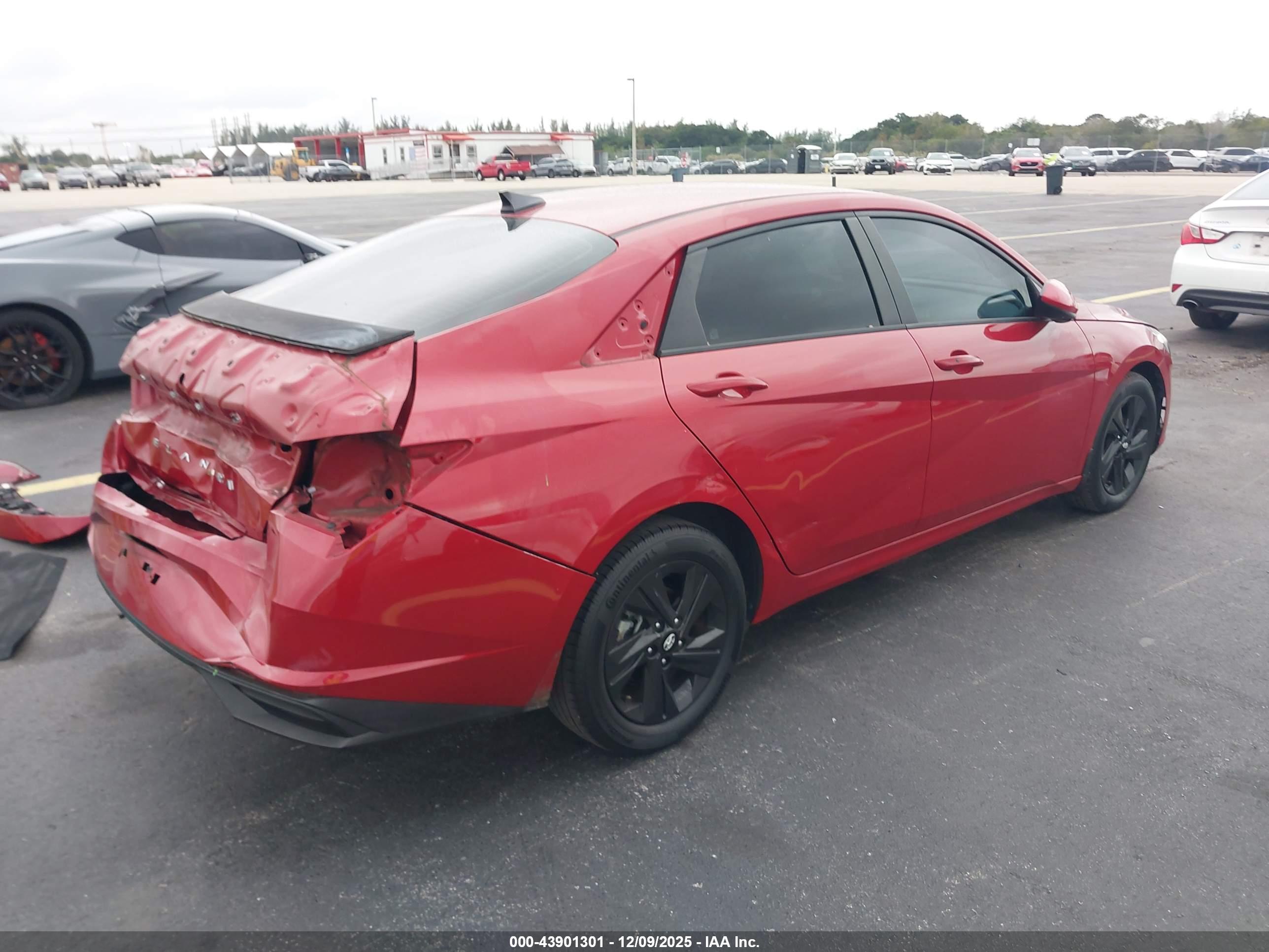 HYUNDAI ELANTRA image 4
