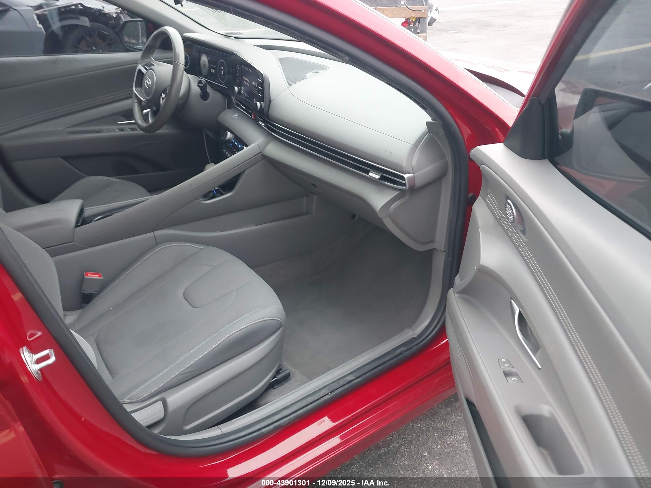 HYUNDAI ELANTRA image 5