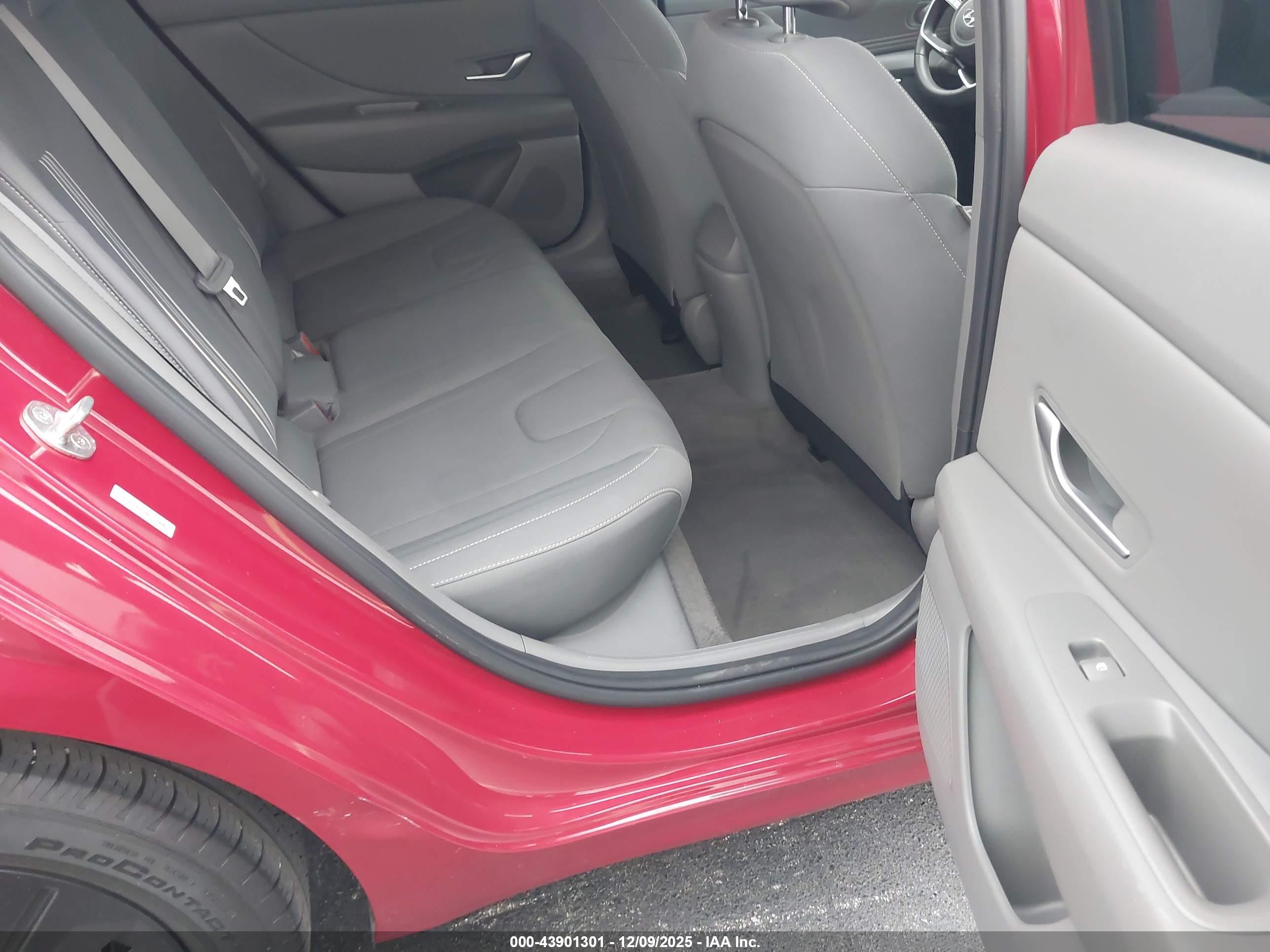 HYUNDAI ELANTRA image 8