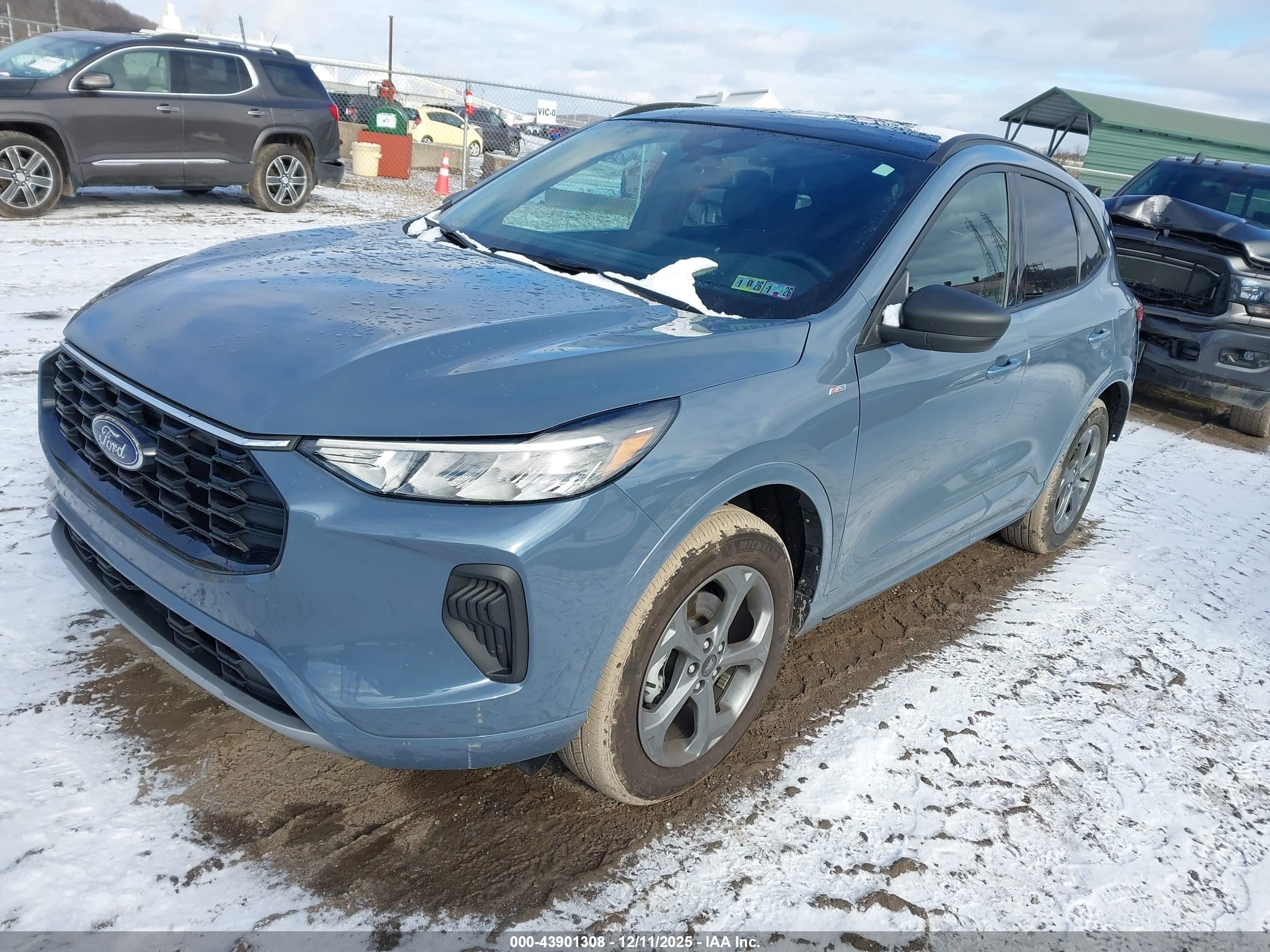 FORD ESCAPE image 2