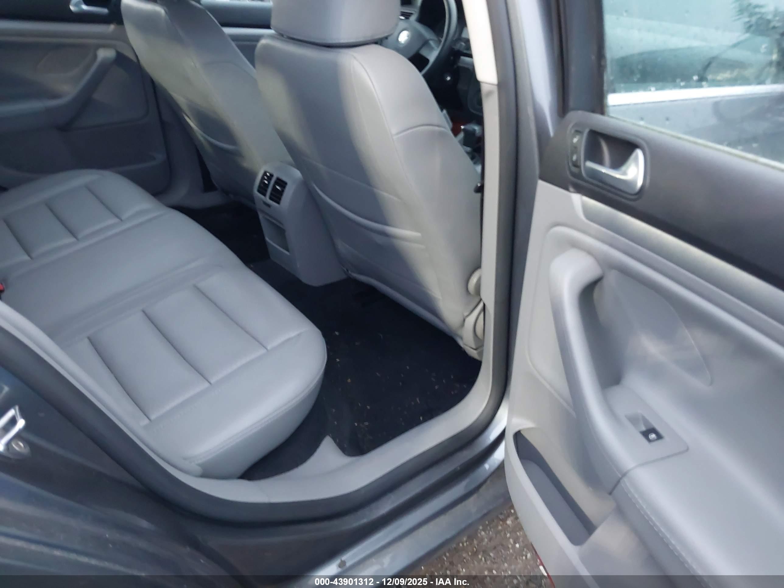 VOLKSWAGEN JETTA image 8