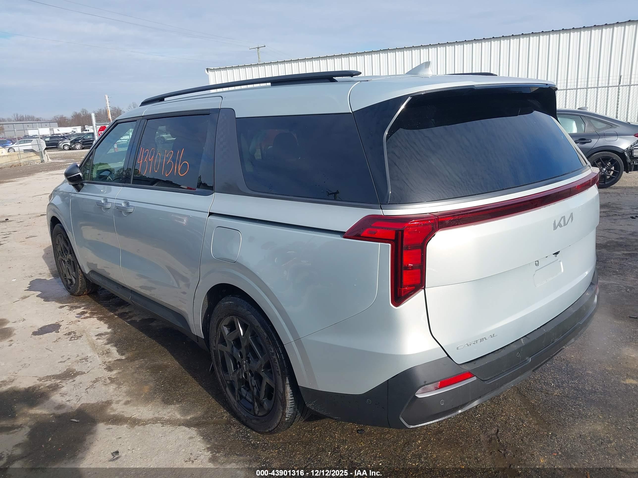 KIA CARNIVAL image 3